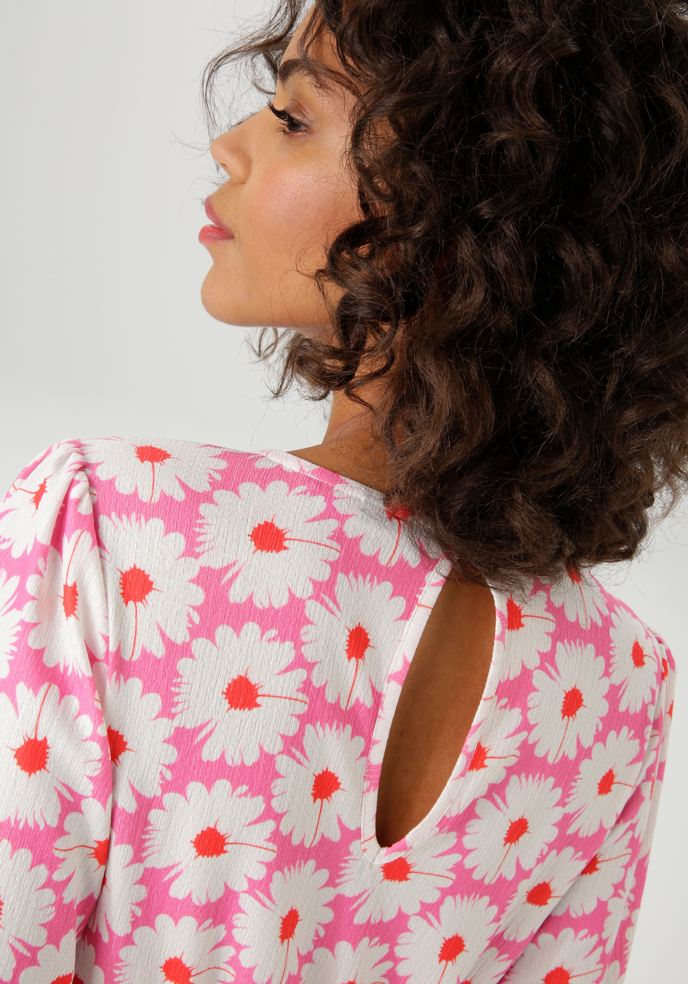 Aniston CASUAL Sommerkleid, allover mit Blüten bedruckt