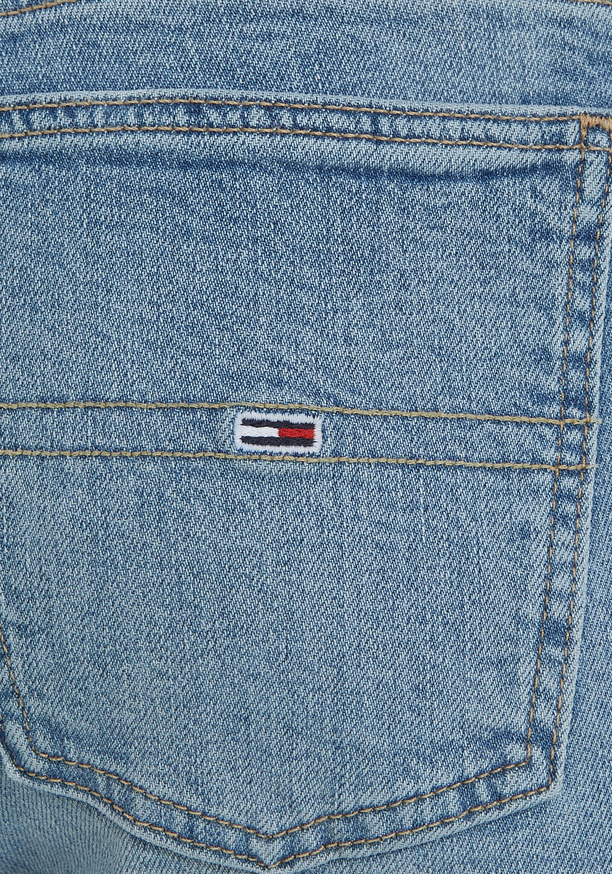 auf & versandkostenfrei ♕ Tommy mit Jeans Tommy Schlagjeans, Logo-Badge Flag Jeans