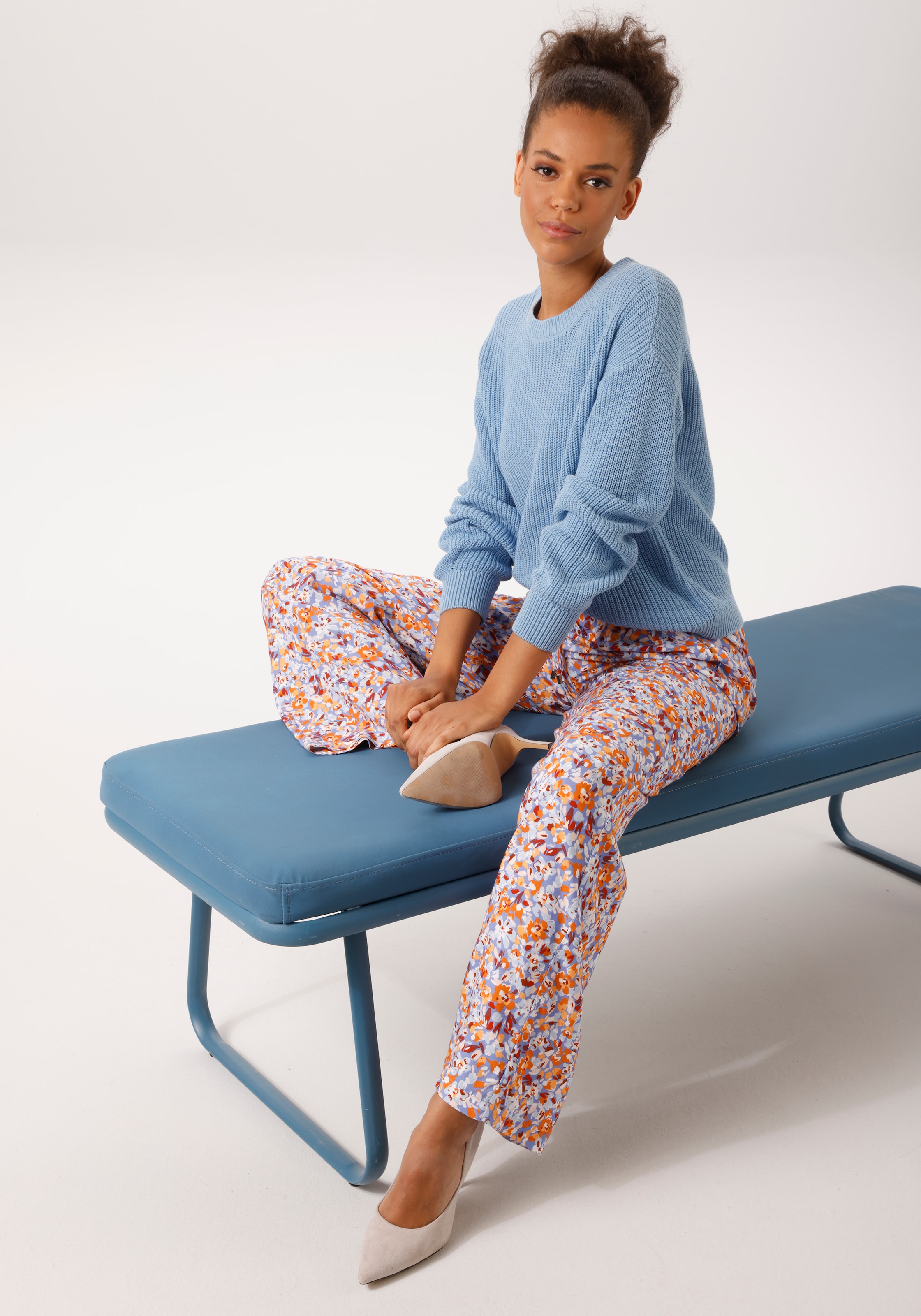 Aniston CASUAL Pantalon à enfiler  imprimé de fleurs graphiques aux couleurs harmonieuses