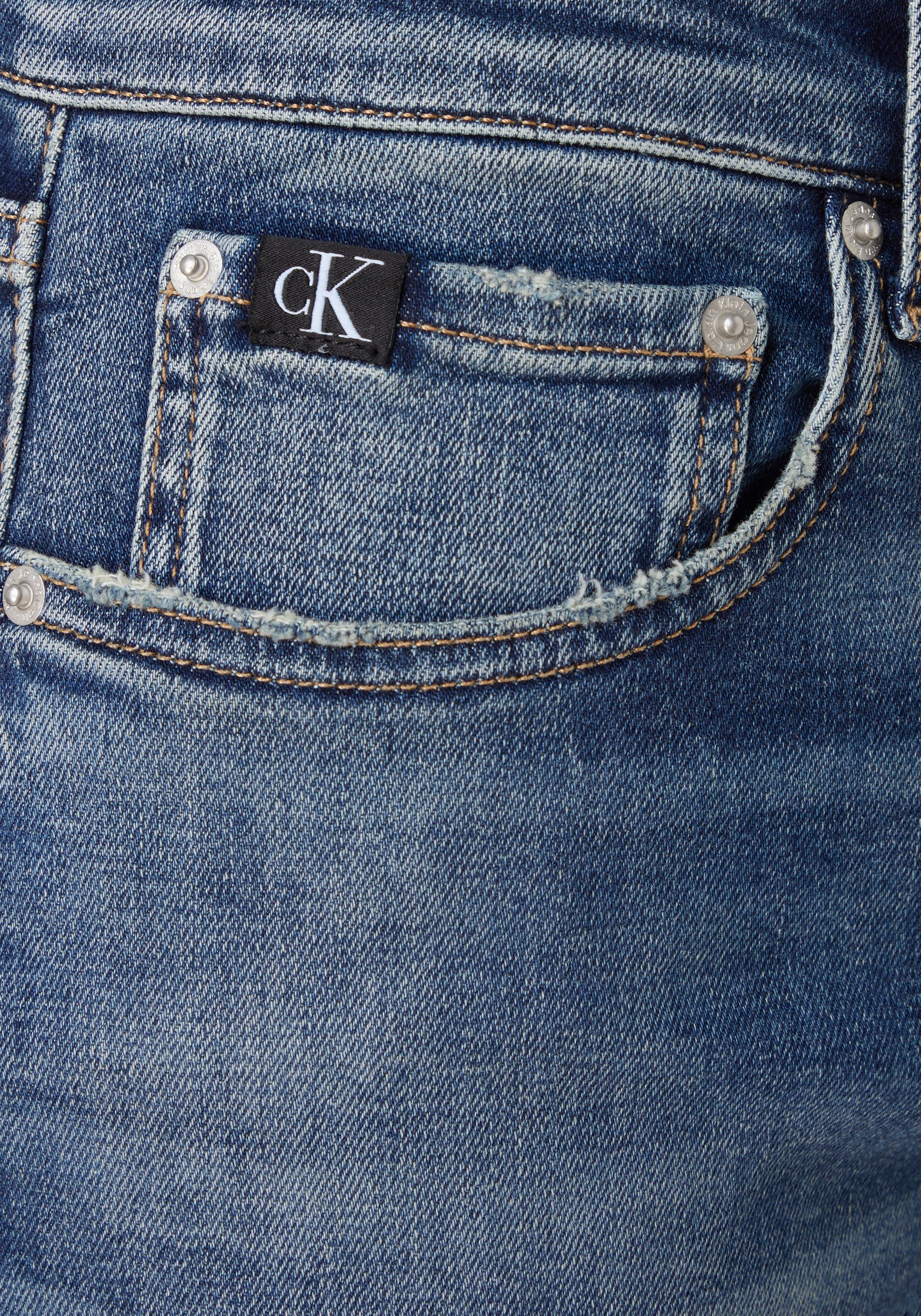 Calvin Klein Jeans mit TAPER«, Tapered-fit-Jeans auf Leder- Calvin versandkostenfrei Badge »SLIM Klein