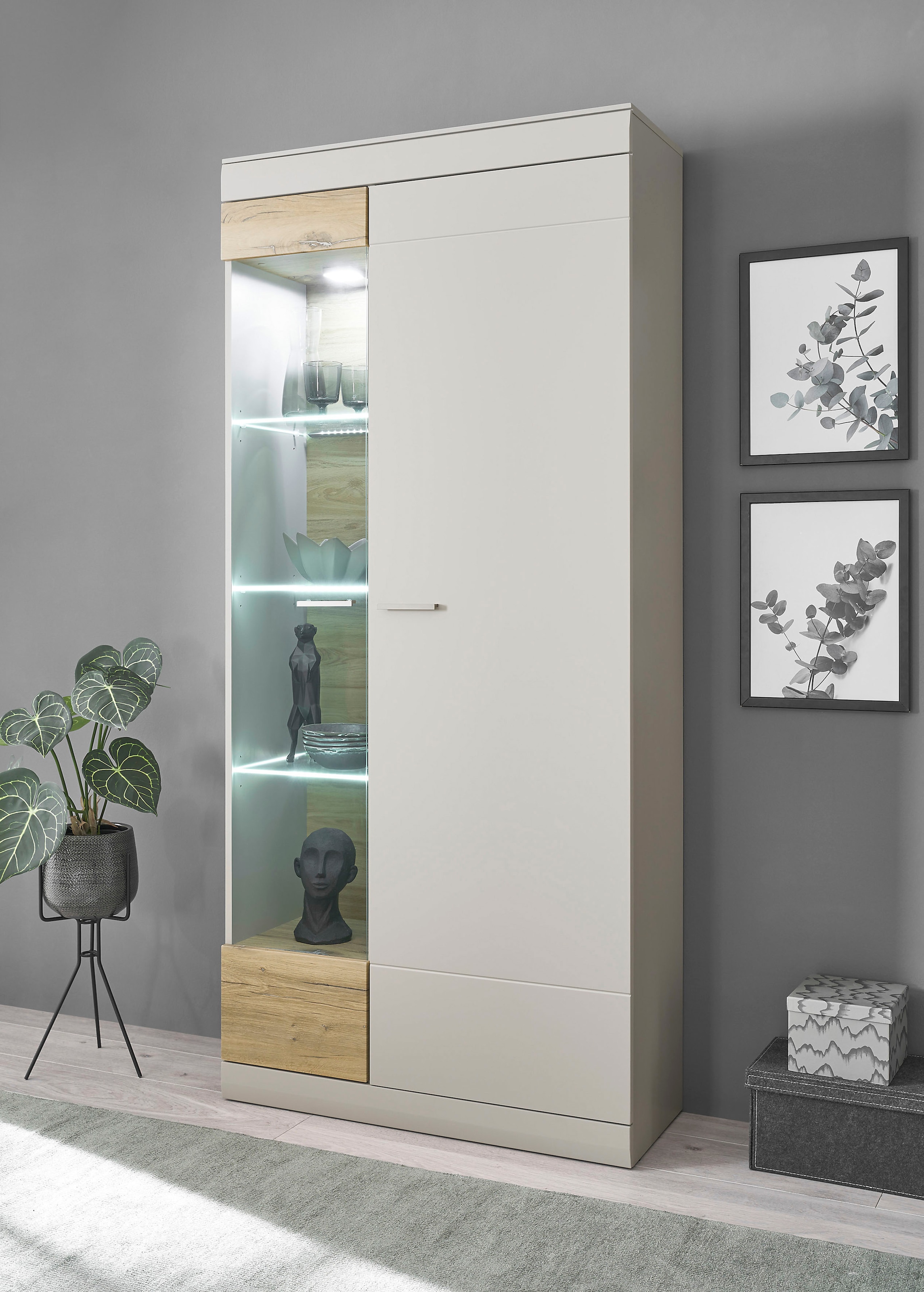 Vitrine »SCARA«, mit Applikation Zinneiche Dekor, Breite 90 cm, mit Softclose-Funktion