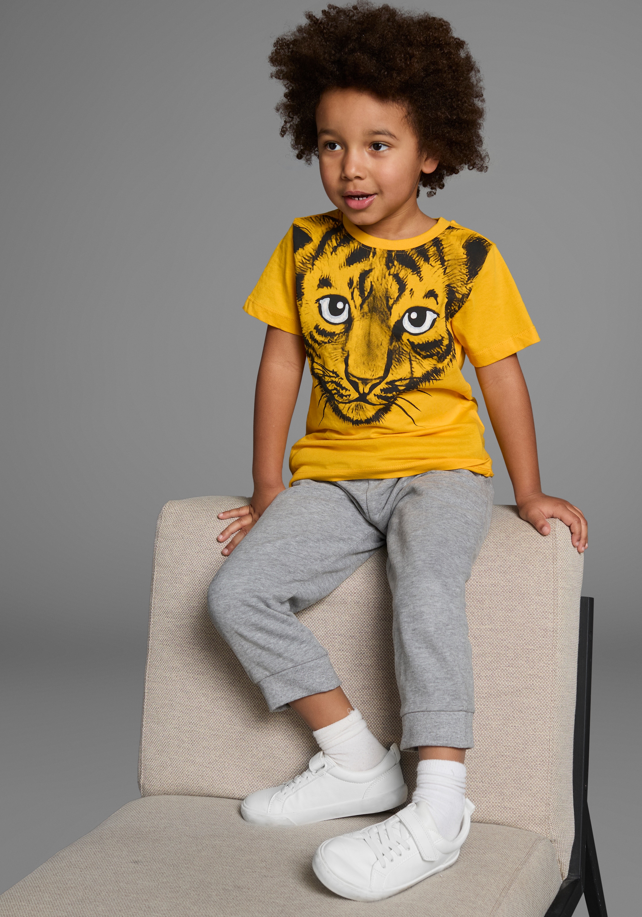 KIDSWORLD T-Shirt »Mit tollem Druck: LITTLE TIGER«, Kurzarm, Basic-Passform, mit peppigem Druck, Rundhalsausschnitt