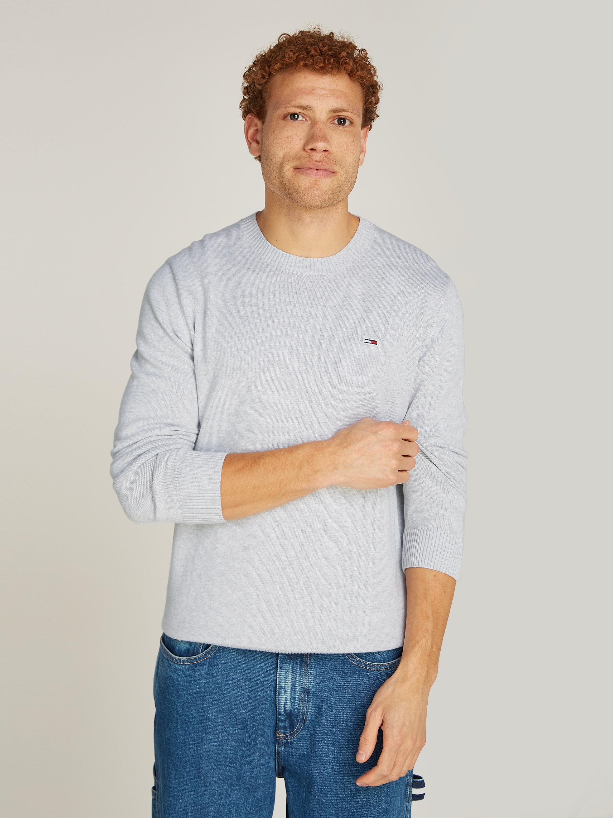 Tommy Jeans Rundhalspullover »TJM SLIM ESSENTIAL LIGHT SWEATER«, mit Flag-Patch