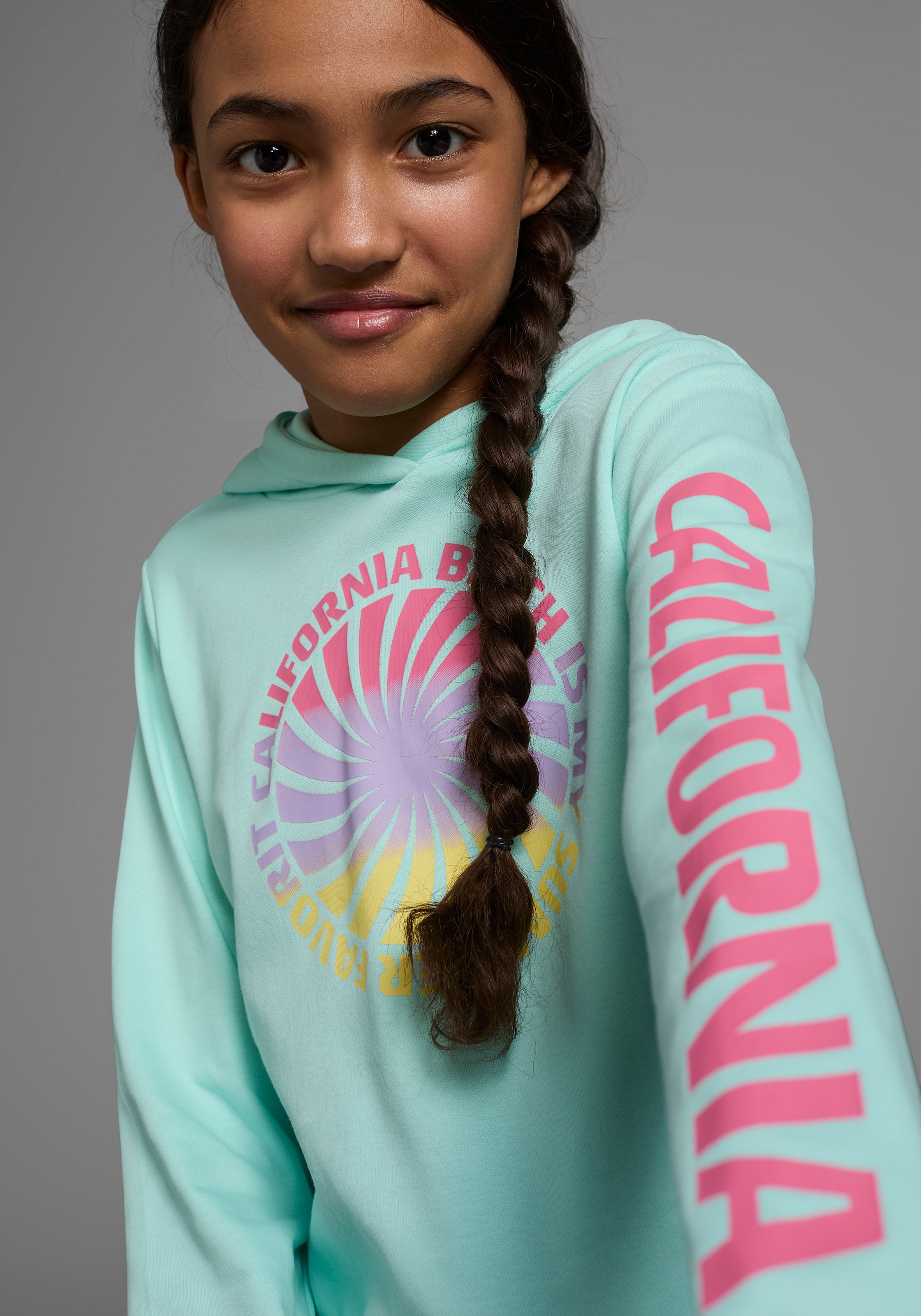 KIDSWORLD Kapuzenshirt », Langarmshirt mit Ärmelprint«, Langarm, gerade Passform, mit coolem Aufdruck