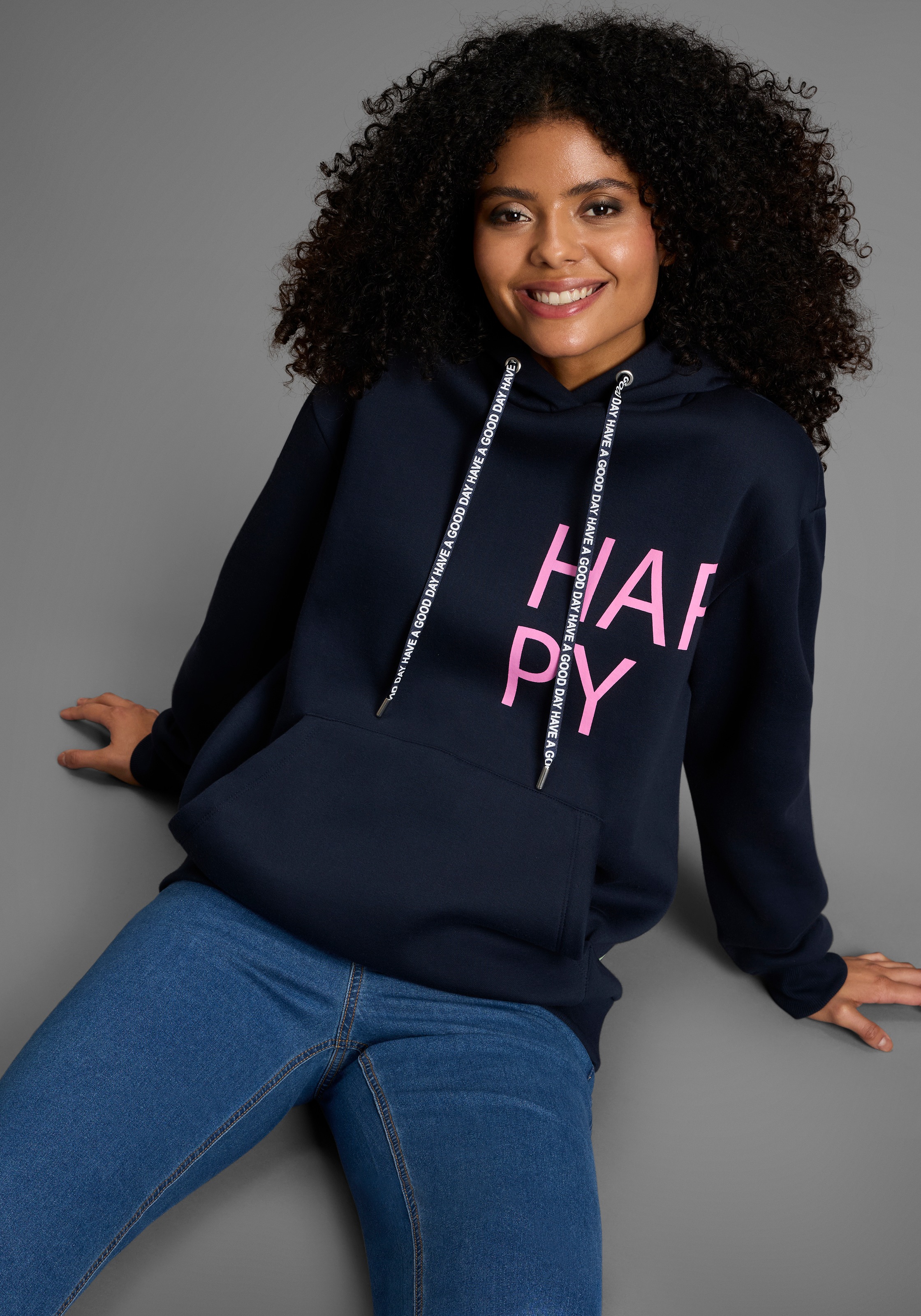 Image of Laura Scott Hoodie, Kapuze, Rundum-Prints und Kängurutasche für lässige Looks