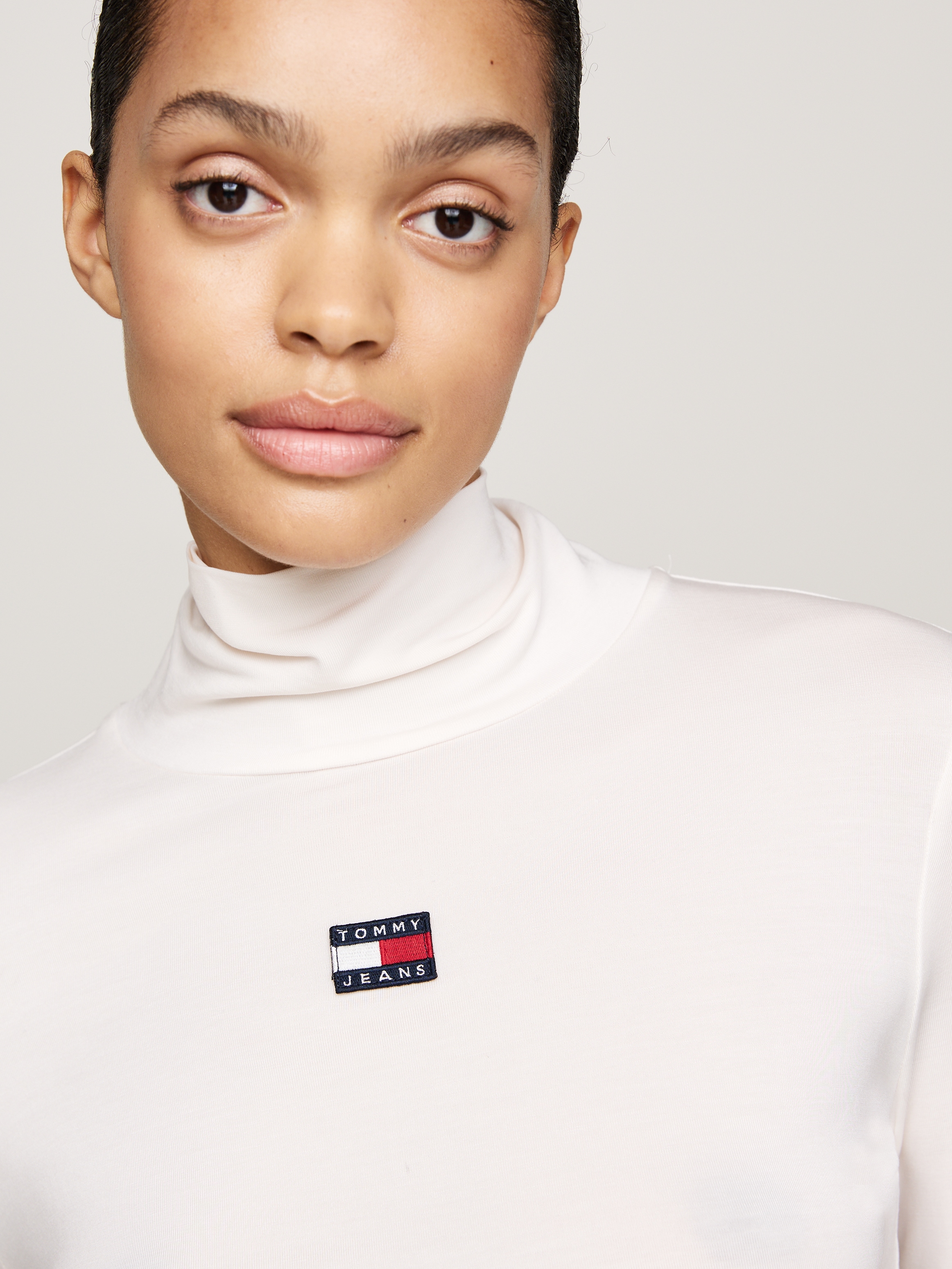 Tommy Jeans Langarmshirt »TJW SLIM BADGE MOCKNECK«, mit Logo-Badge