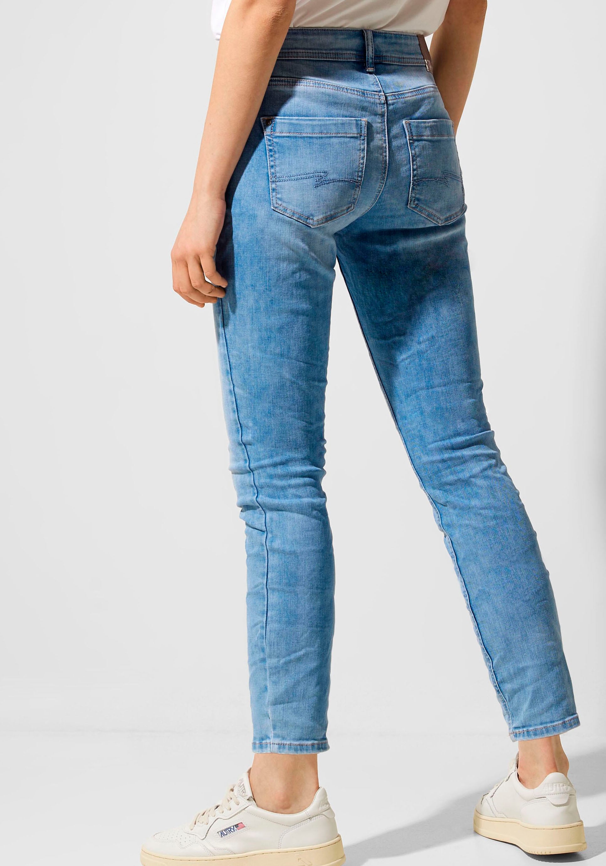 ♕ STREET ONE Slim-fit-Jeans, versandkostenfrei mit Logobadge kaufen