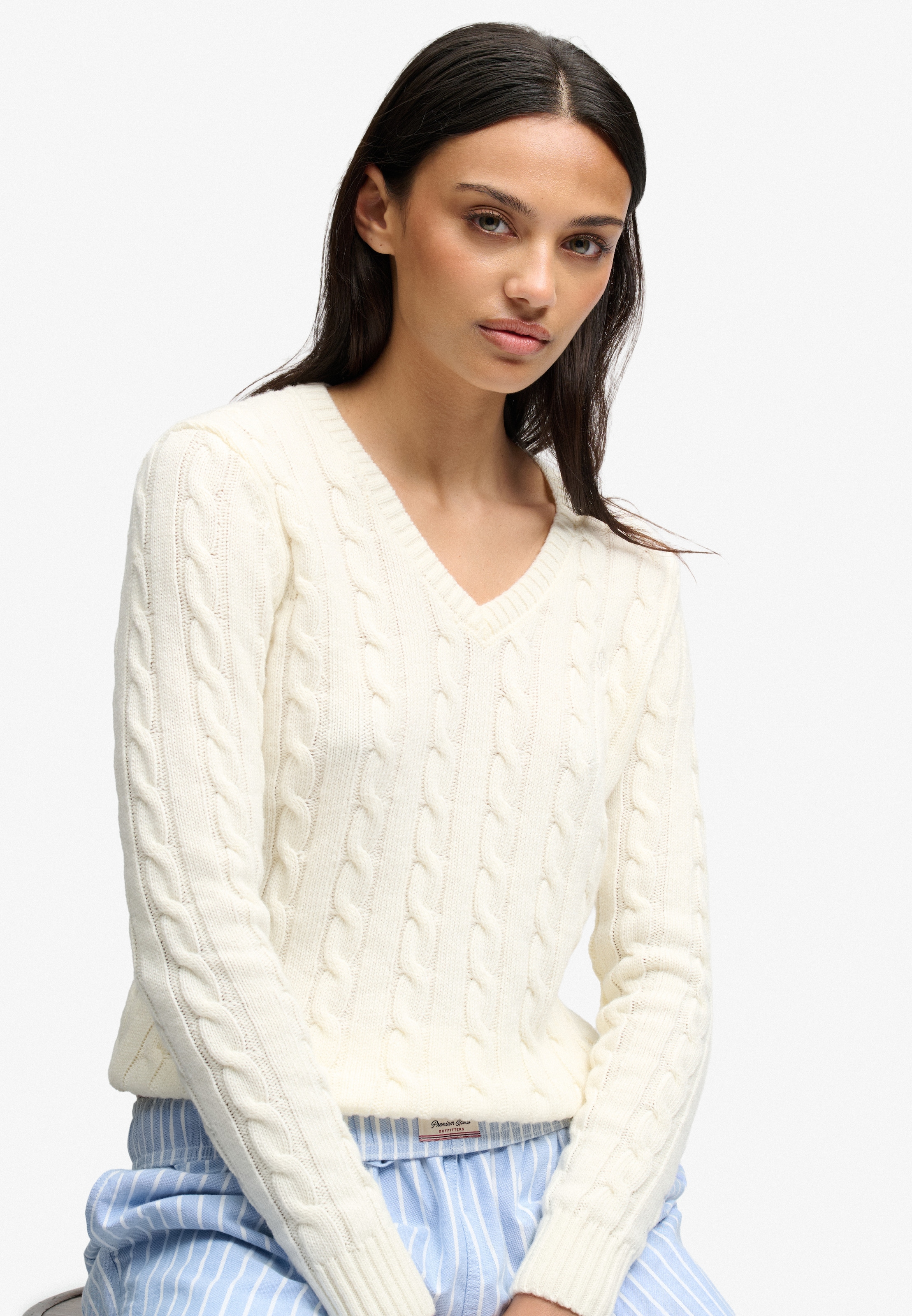 Superdry V-Ausschnitt-Pullover »WOOL BLEND CABLE V NECK« Materialmix, hochwertig mit Woll-Anteil