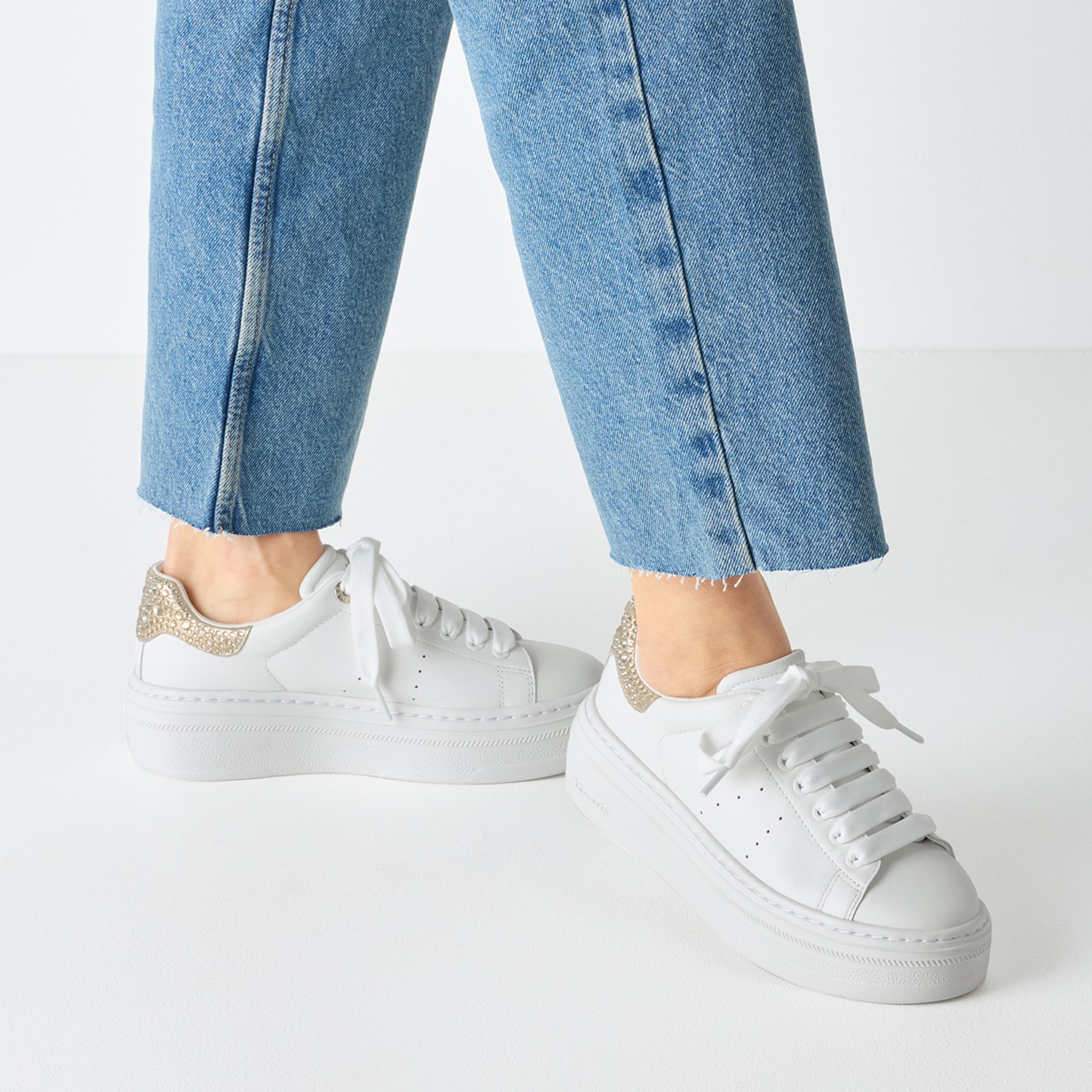 Tamaris Plateausneaker  , Schnürschuh, Halbschuh mit auffälligen Schmucksteinen an der Ferse