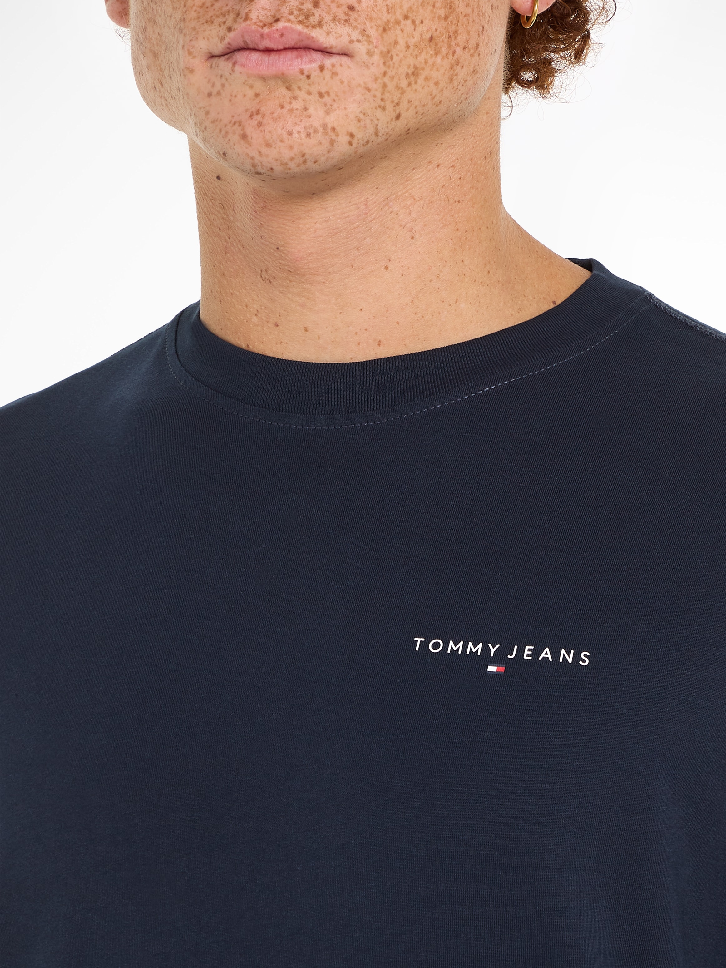 Tommy Jeans Langarmshirt »TJM SLIM LINEAR CHST L/S TEE EXT«, mit Logodruck