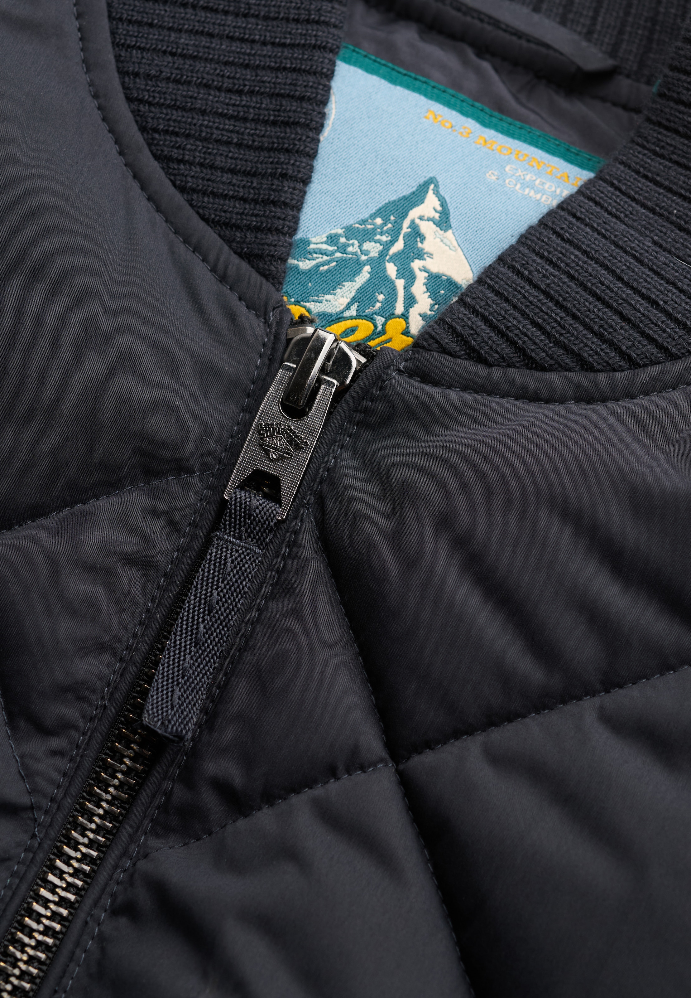Superdry Steppjacke »DIAMOND QUILT JACKET« Regular Fit, mit Reissverschluss, aus Polyester und Kunstfaser