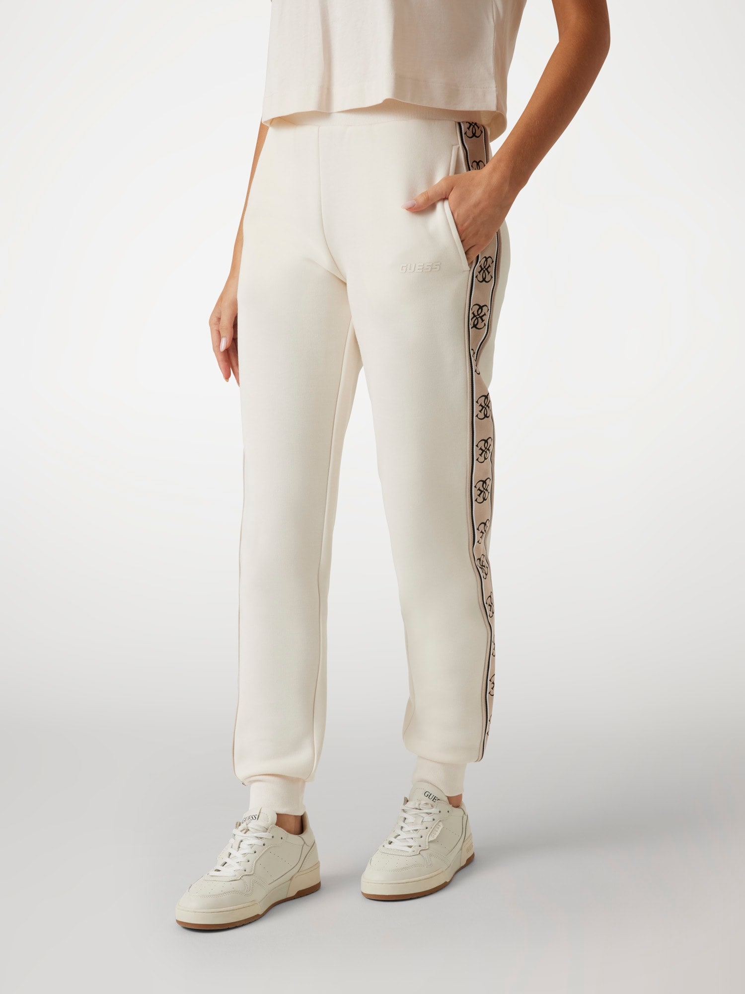 Guess Jogginghose »BRITNEY JOGGER«  mit seitlichem Logo-Tape, Slim Fit