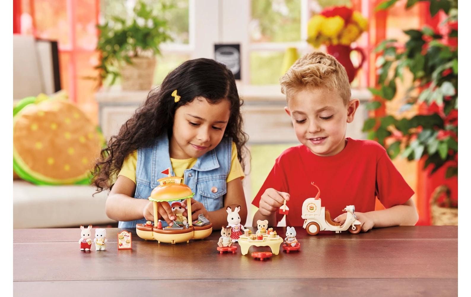 Sylvanian Families Spielfigur »Mobiler Hamburger Imbiss mit Figur«