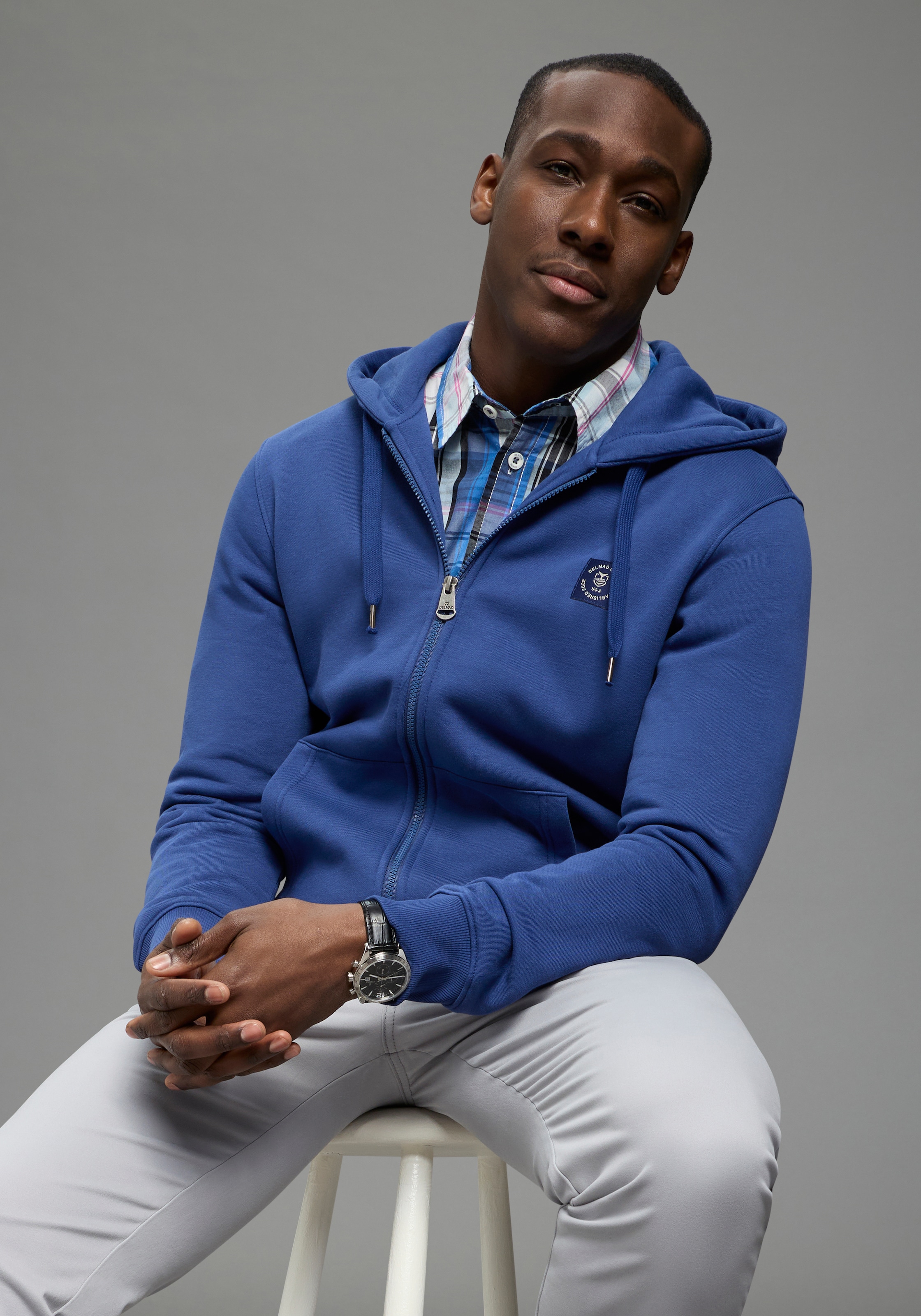 DELMAO Veste sweat mit Kapuze, mit Kordelzug, aus angerauter Sweatware, mit Langarm