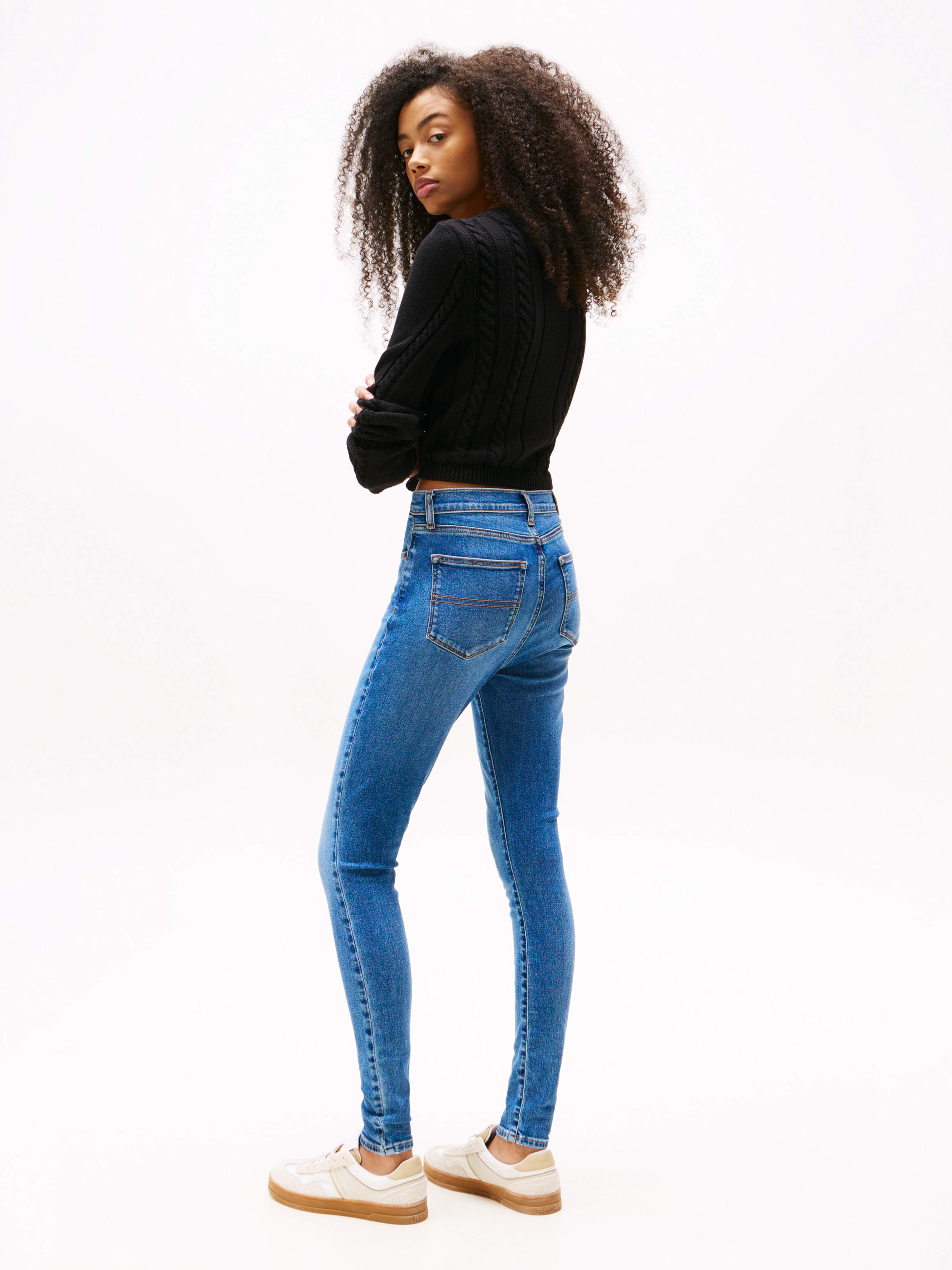 Tommy Jeans Bootcut-Jeans »SYLVIA HGH FLR«, Weite Beinform und Logo Stickerei auf der Gesässtasche