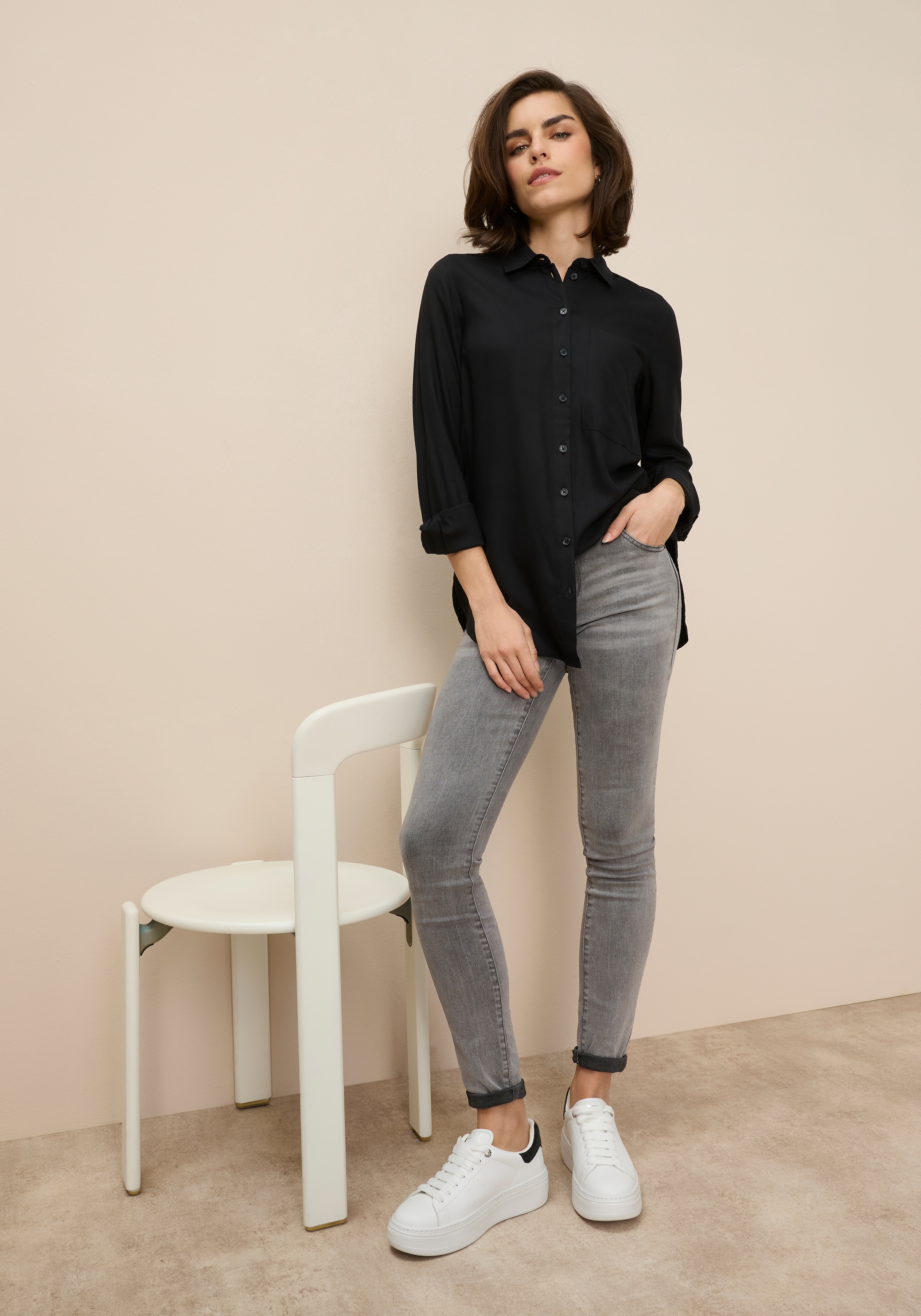 Tamaris Blouse chemise »mit lockerem Schnitt, aus fliessender Viskose-Qualität« style oversize avec poche