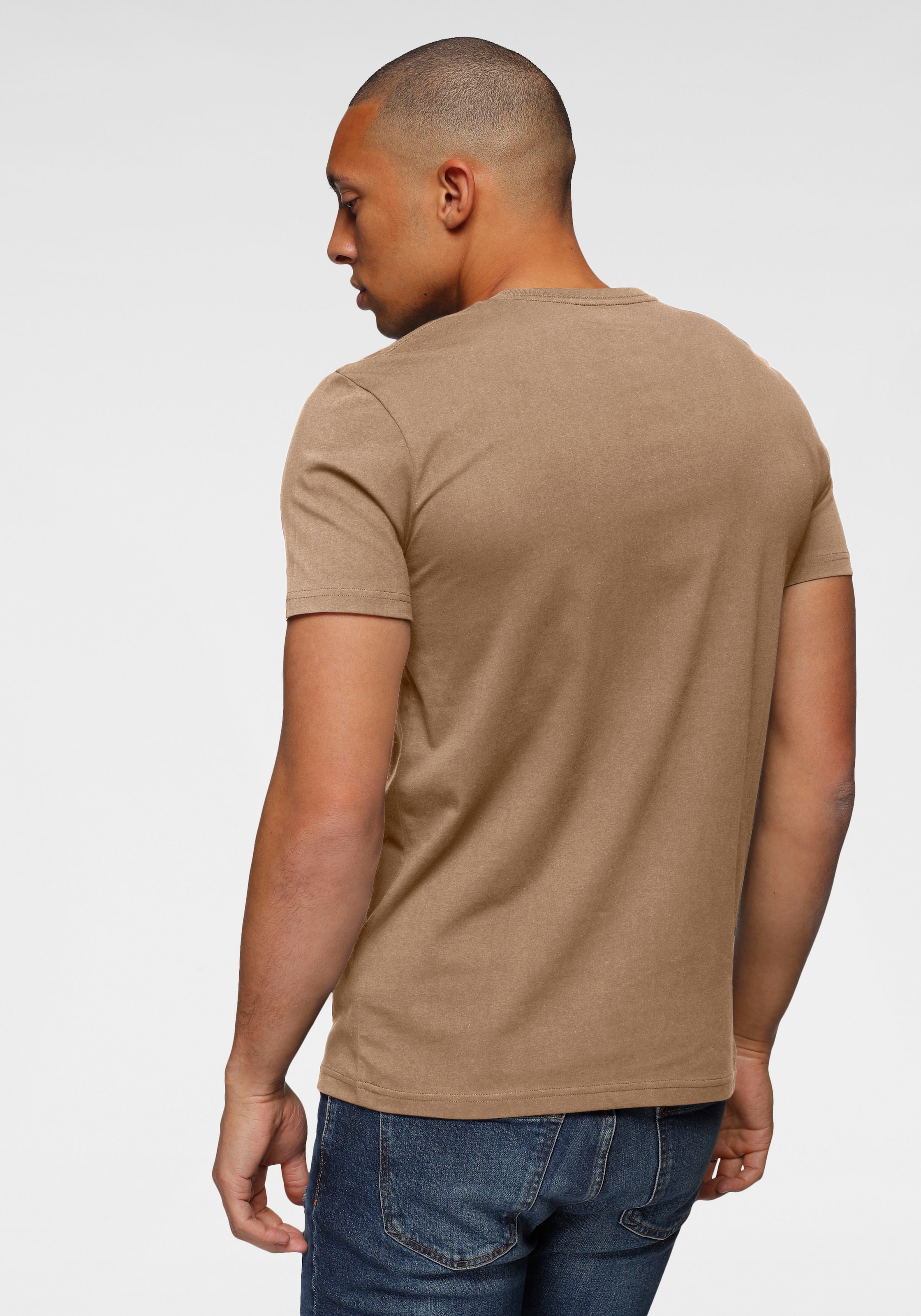 Converse T-shirt »UNISEX CONVERSE GO-TO STAR CHEVRON LOGO STANDARD FIT T-SHIRT« 1 cuis tlg.