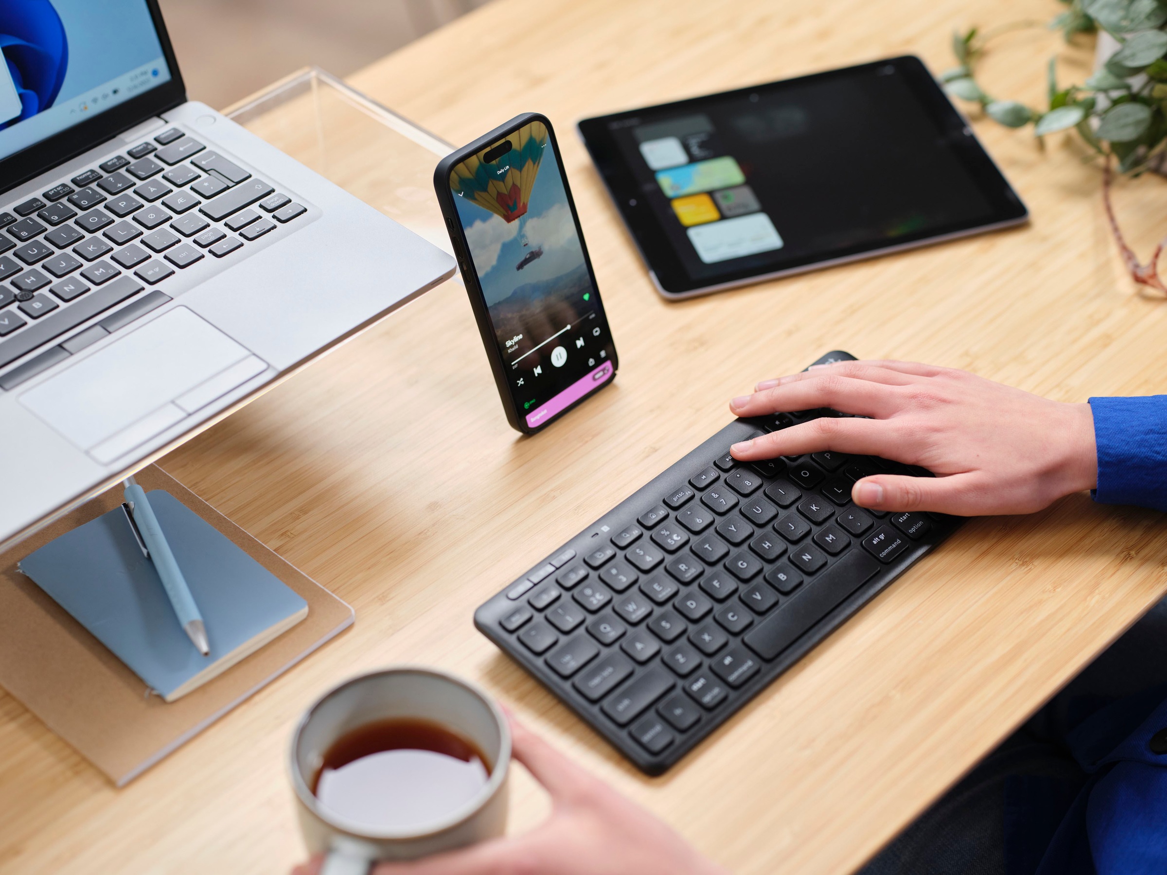 Trust Wireless-Tastatur »Lyra Kompakte Funktastatur«, (USB-Anschluss-Anpassbare Höhe-Multimedia-Tasten)