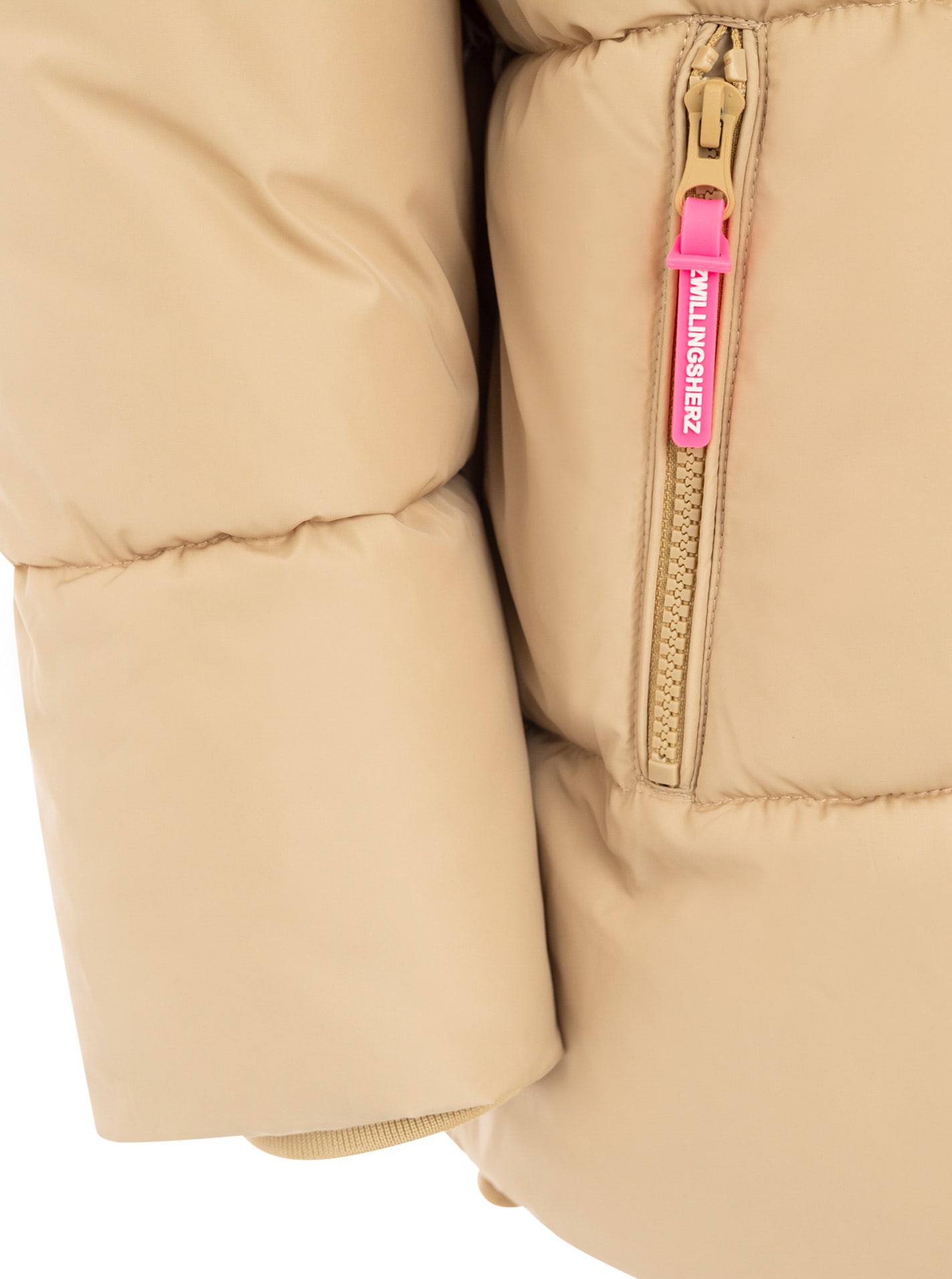 Zwillingsherz Steppjacke »„Love More“« Kapuze mit Tunnelzug, verdeckter Reissverschluss, dezente Details
