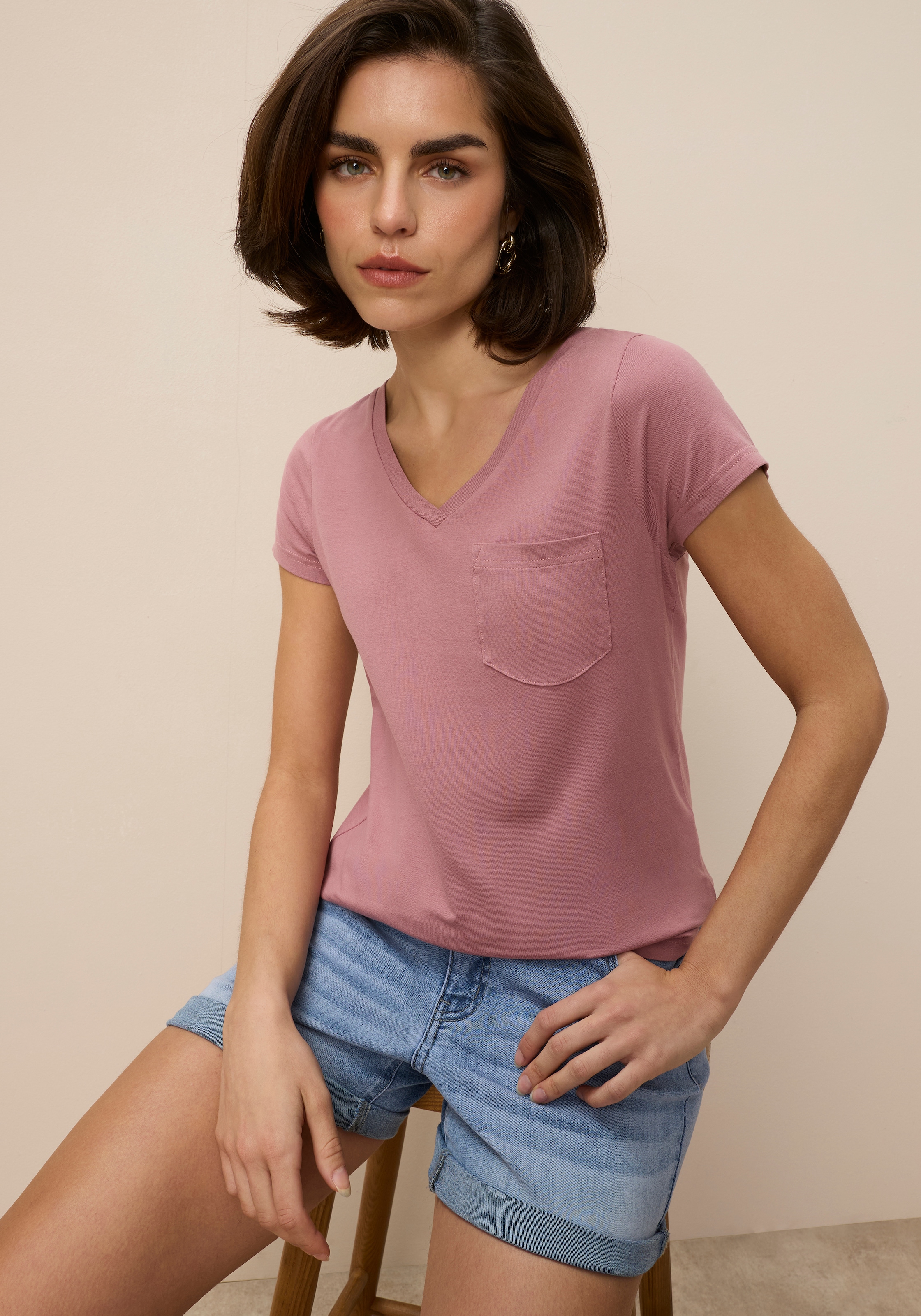 Tamaris T-Shirt lässige Passform, mit V-Ausschnitt, unifarben, hüftbedeckende Länge