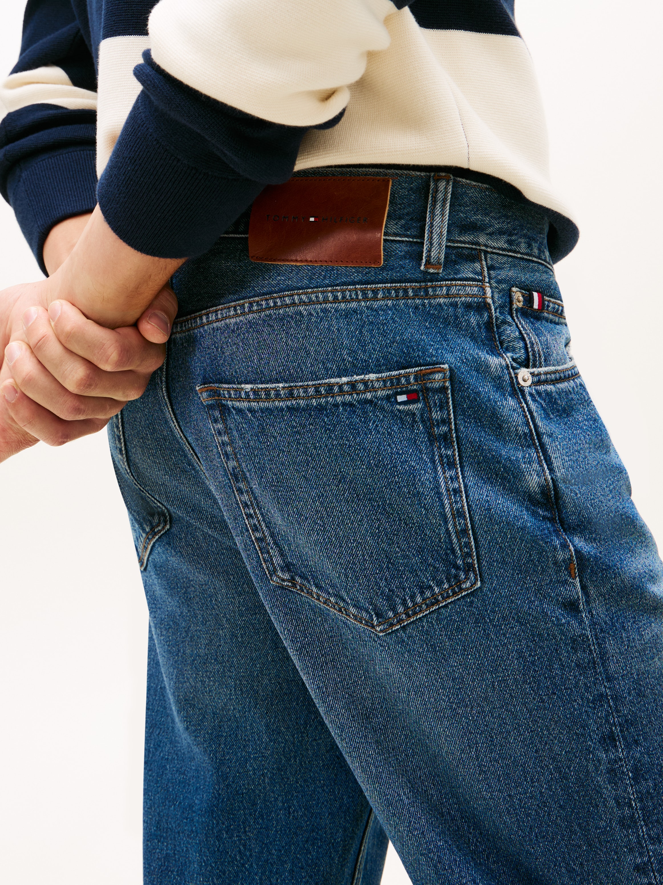 Tommy Hilfiger Tapered-fit-Jeans »HARLEM« mit Fade-Effekten