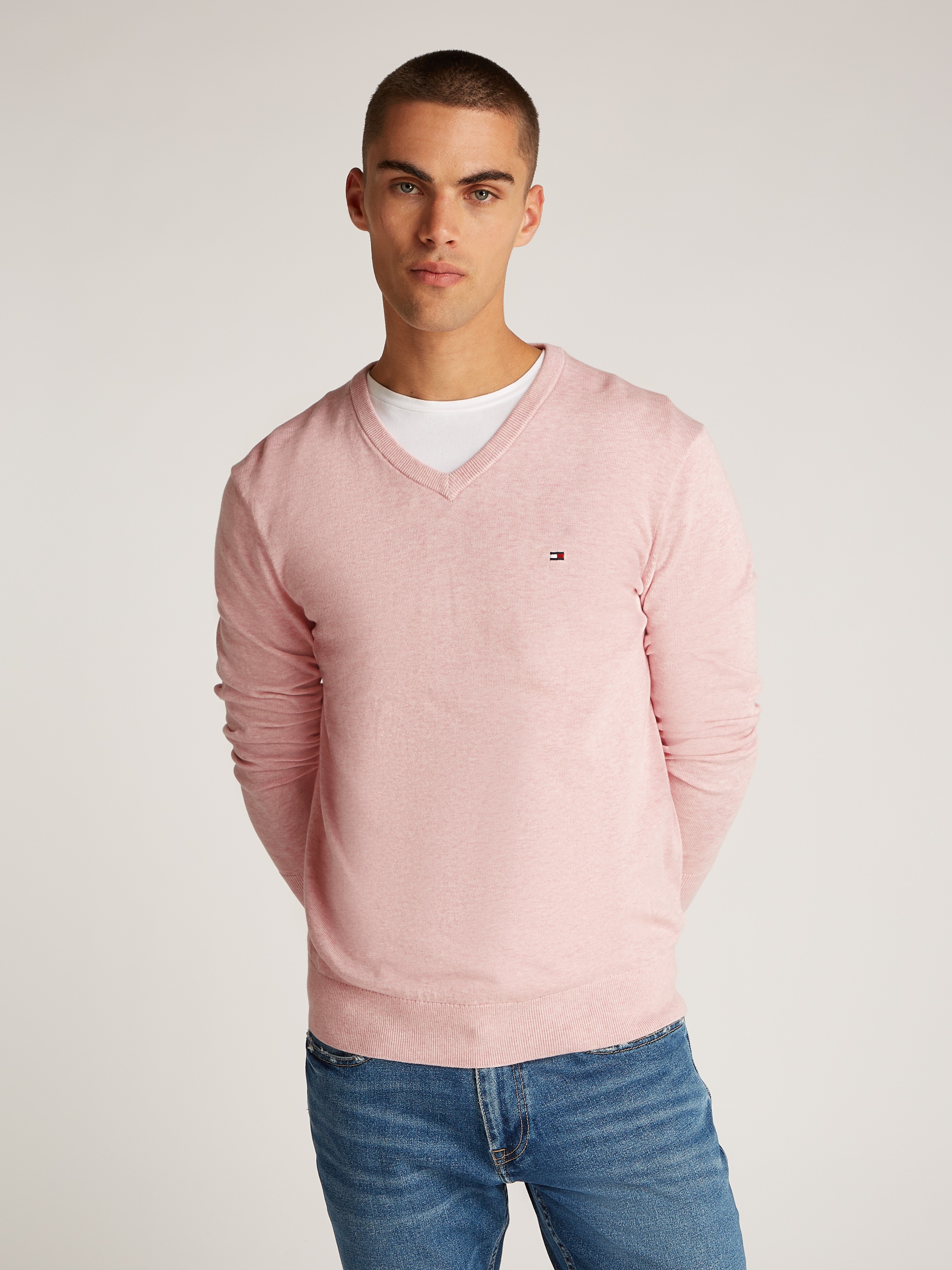 Tommy Hilfiger Strickpullover »ESSENTIAL COTTON V NECK mit V-Ausschnitt und Stickerei«, unifarben, casual, regular fit, Baumwolle, V-Ausschnitt