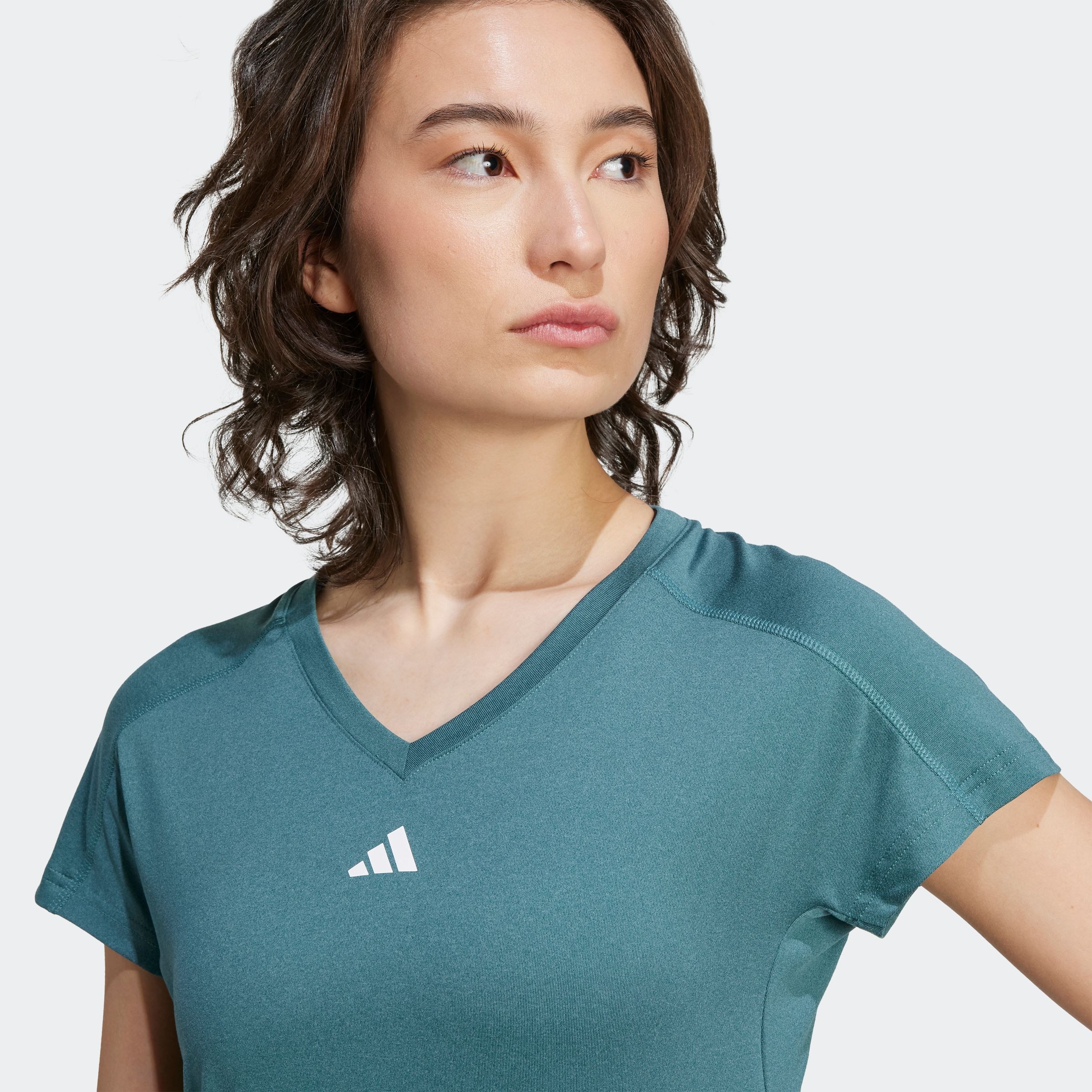 adidas Performance T-Shirt »AEROREADY TRAIN ESSENTIALS MINIMAL BRANDING V-NECK«, Trainingsshirt, feuchtigkeitsabsorbierend mit V Ausschnitt