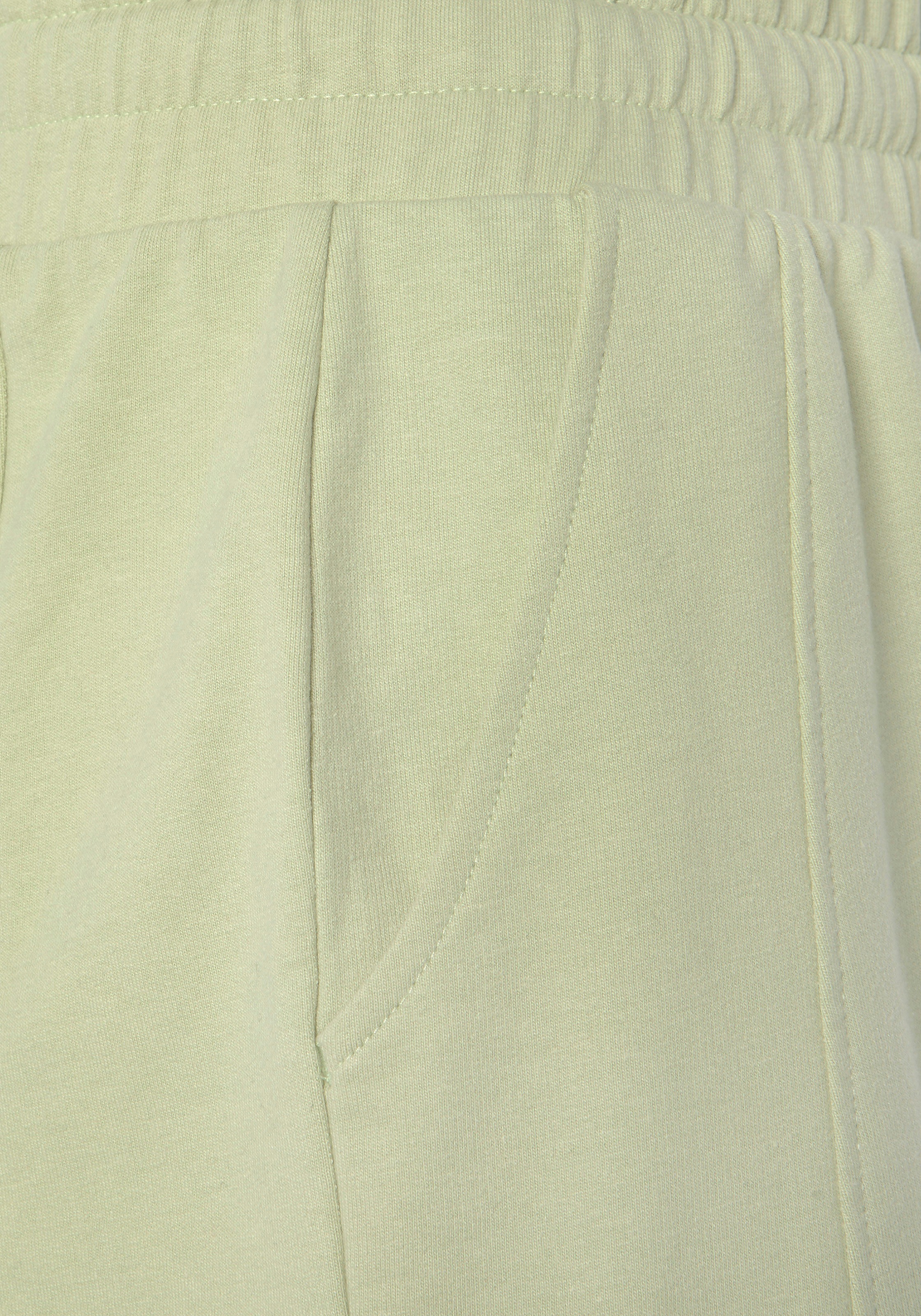 FCUK Sweatshorts, mit Längsteilungsnaht und Logoschriftzug, Loungewear