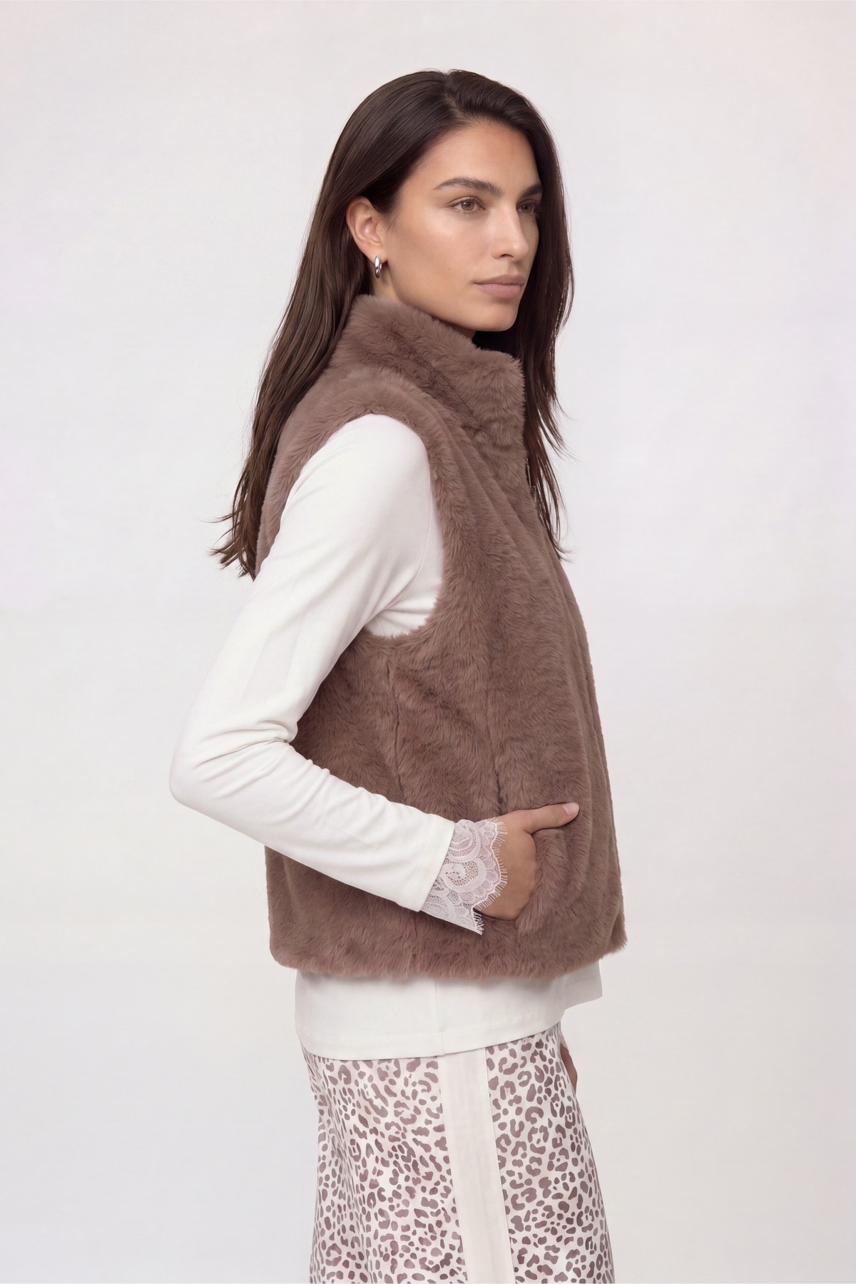 Monari Gilet en imitation fourrure »Weste fake fur« coupe régulière avec col montant