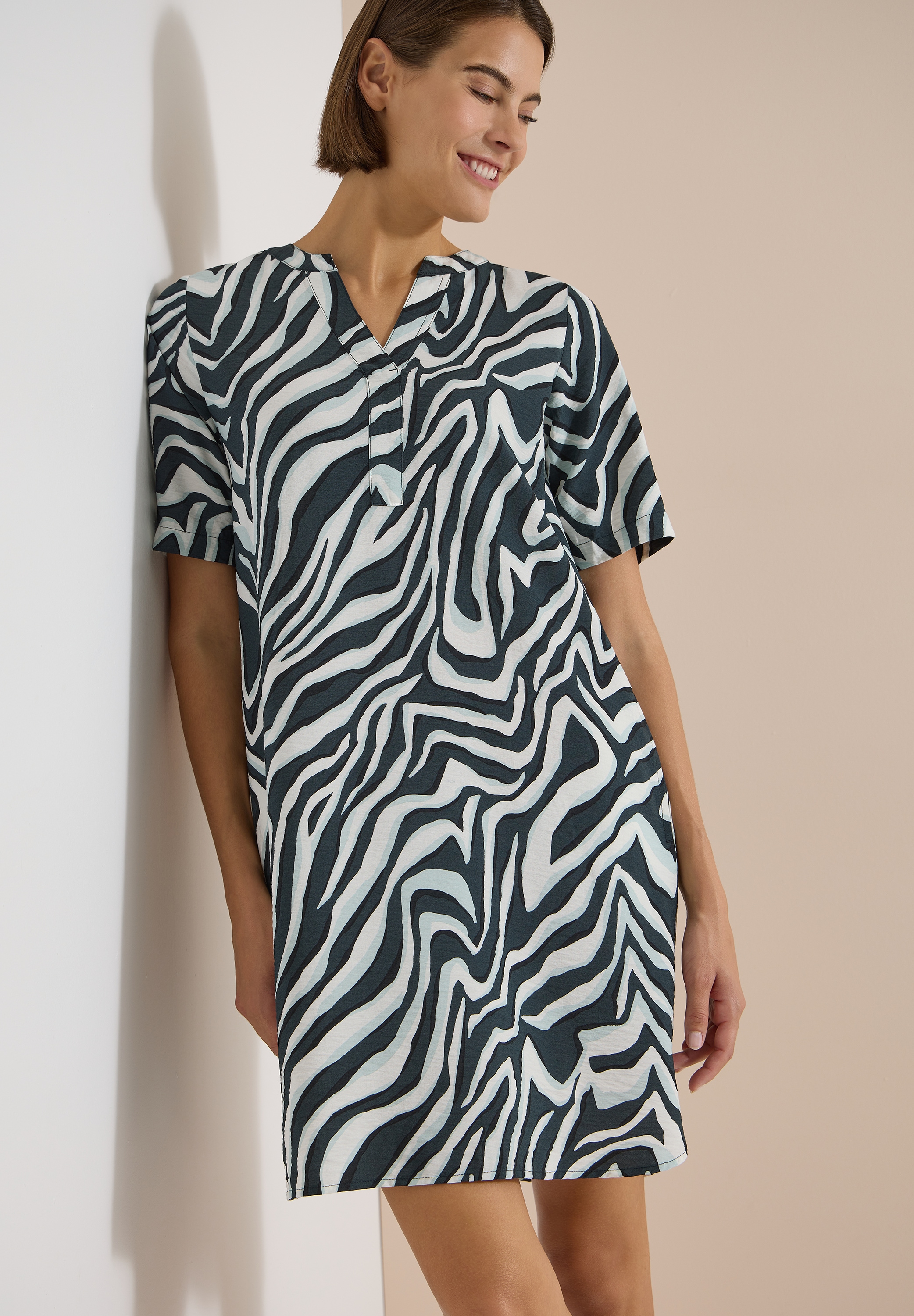 Image of Cecil Sommerkleid Eingrifftaschen Split Neck, abstrahierter Zebraprint, Viskosemix, Sommerkleid