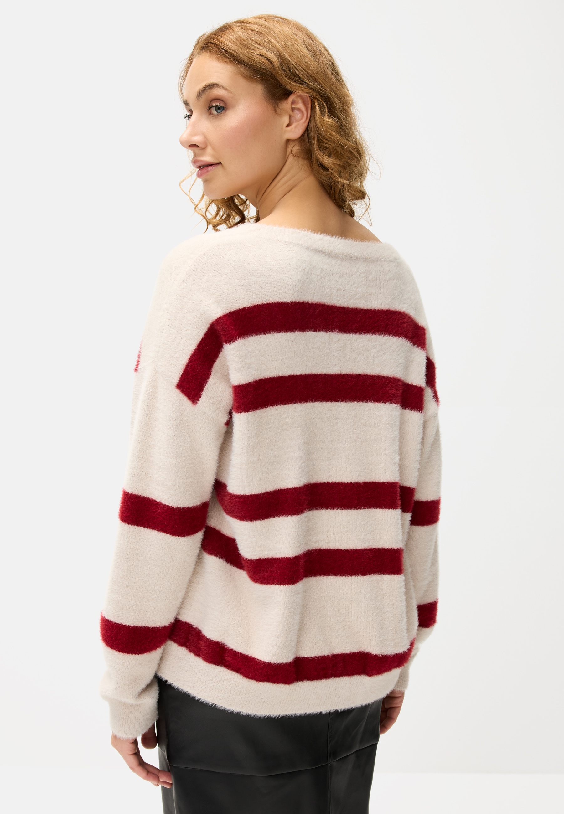 LASCANA Streifenpullover, aus kuschelweichem Strick, V-Ausschnitt, Streifenoptik, modisch