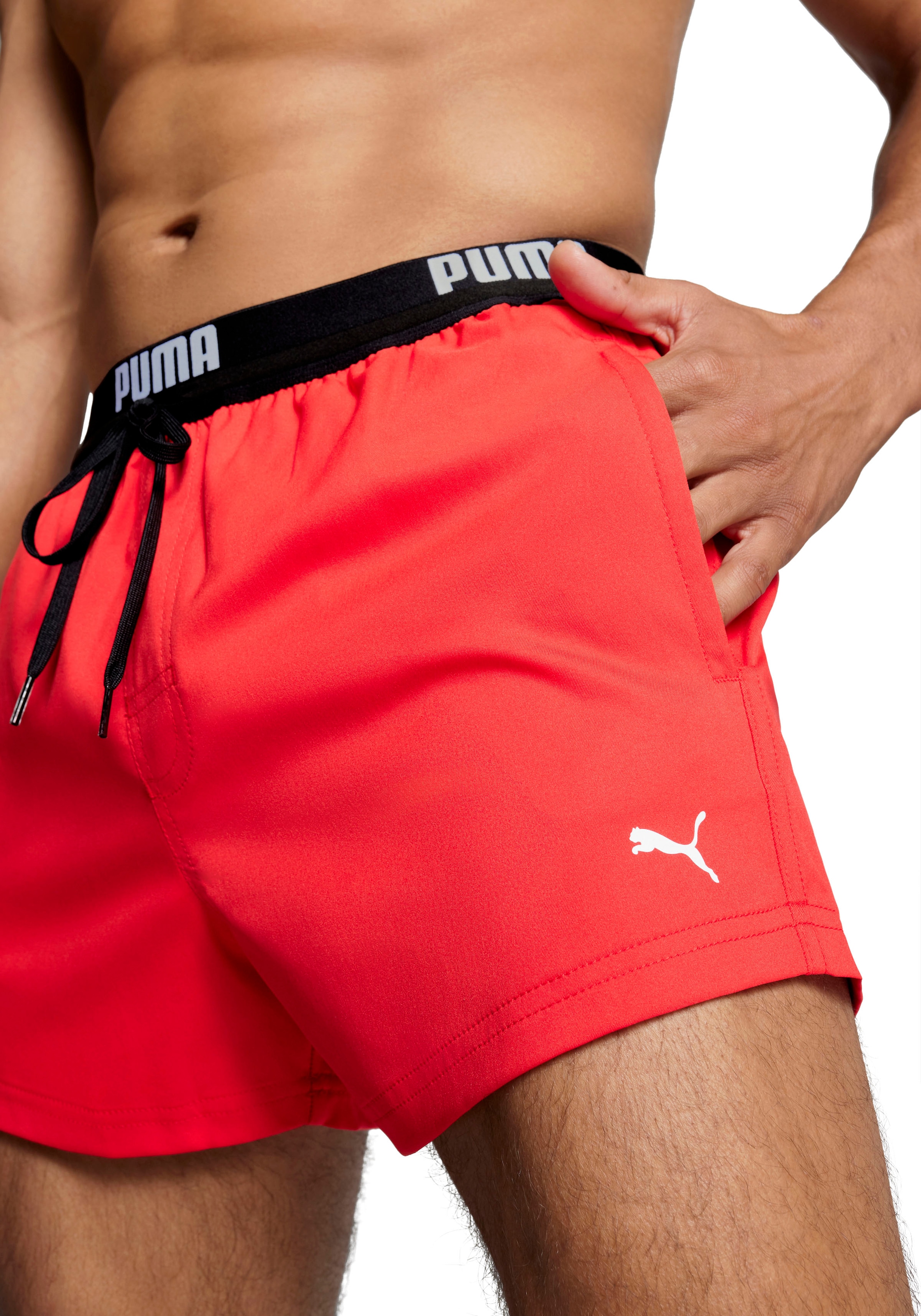 PUMA Badeshorts »PUMA SWIM MEN LOGO SHORT LENGTH SWIM SHORTS«, Seitentaschen, Gesässtasche mit Reissverschluss, Kordelzug