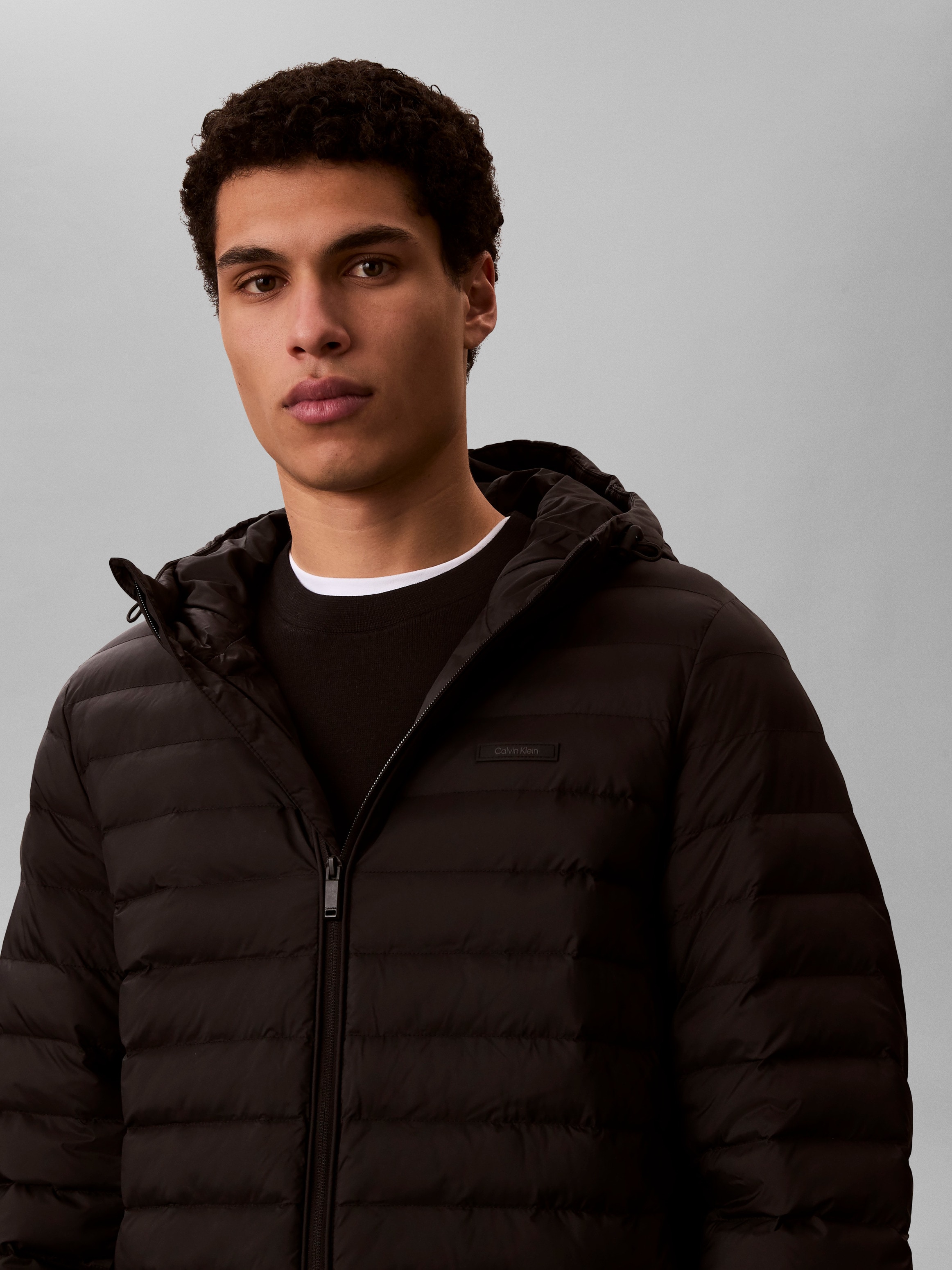 Calvin Klein Veste fonctionnelle »LS HOODED NYLON CHANNELED PUFFER« mit Kapuze Regular fit, mit Rundhalsausschnitt
