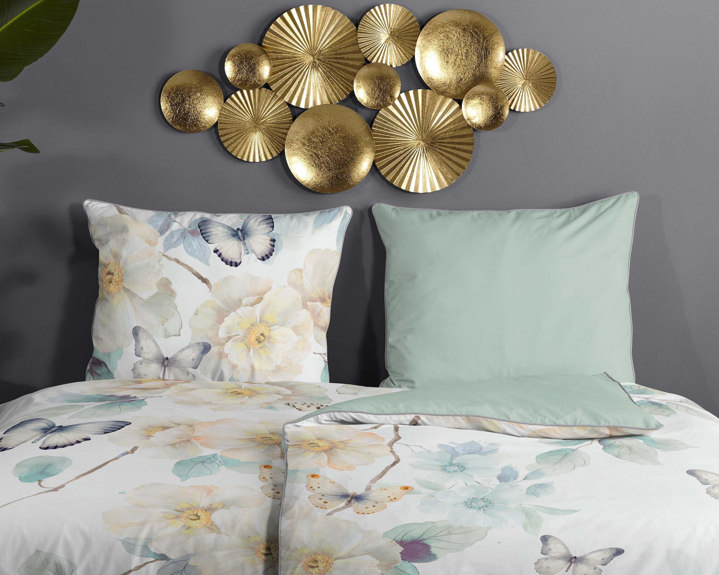 Descanso Wendebettwäsche »Adiwanya«, Satin, Reissverschluss, Paspel, Biese, Wendeoptik, Luxe, Blumen, weiss