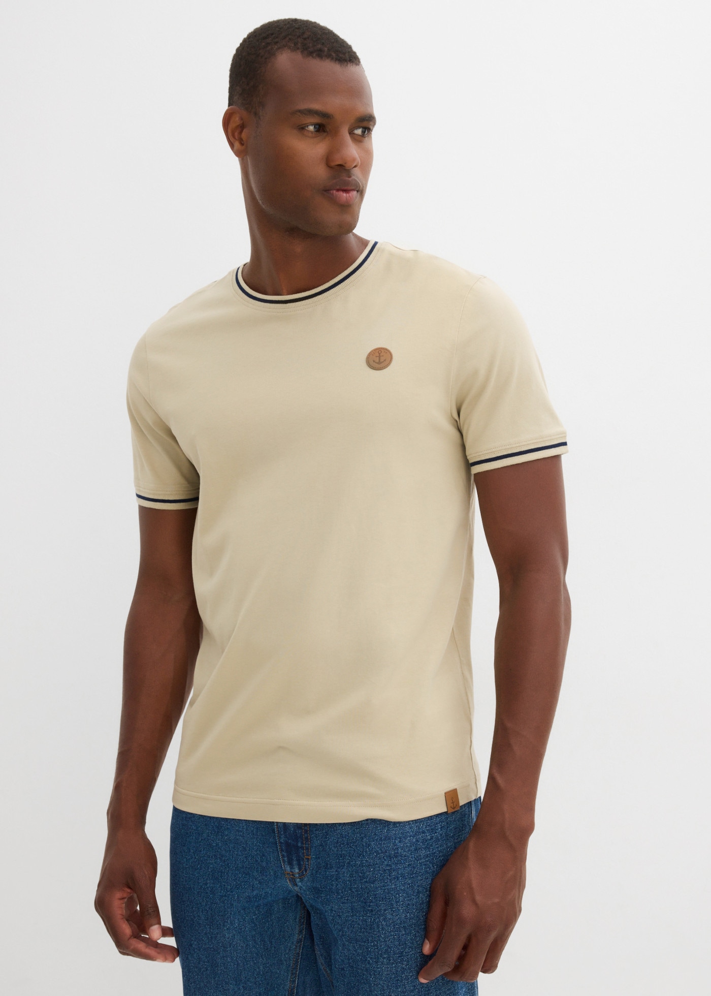 Image of bonprix T-Shirt aus reiner Baumwolle, mit kleinem Kunstlederbadge, regular fit