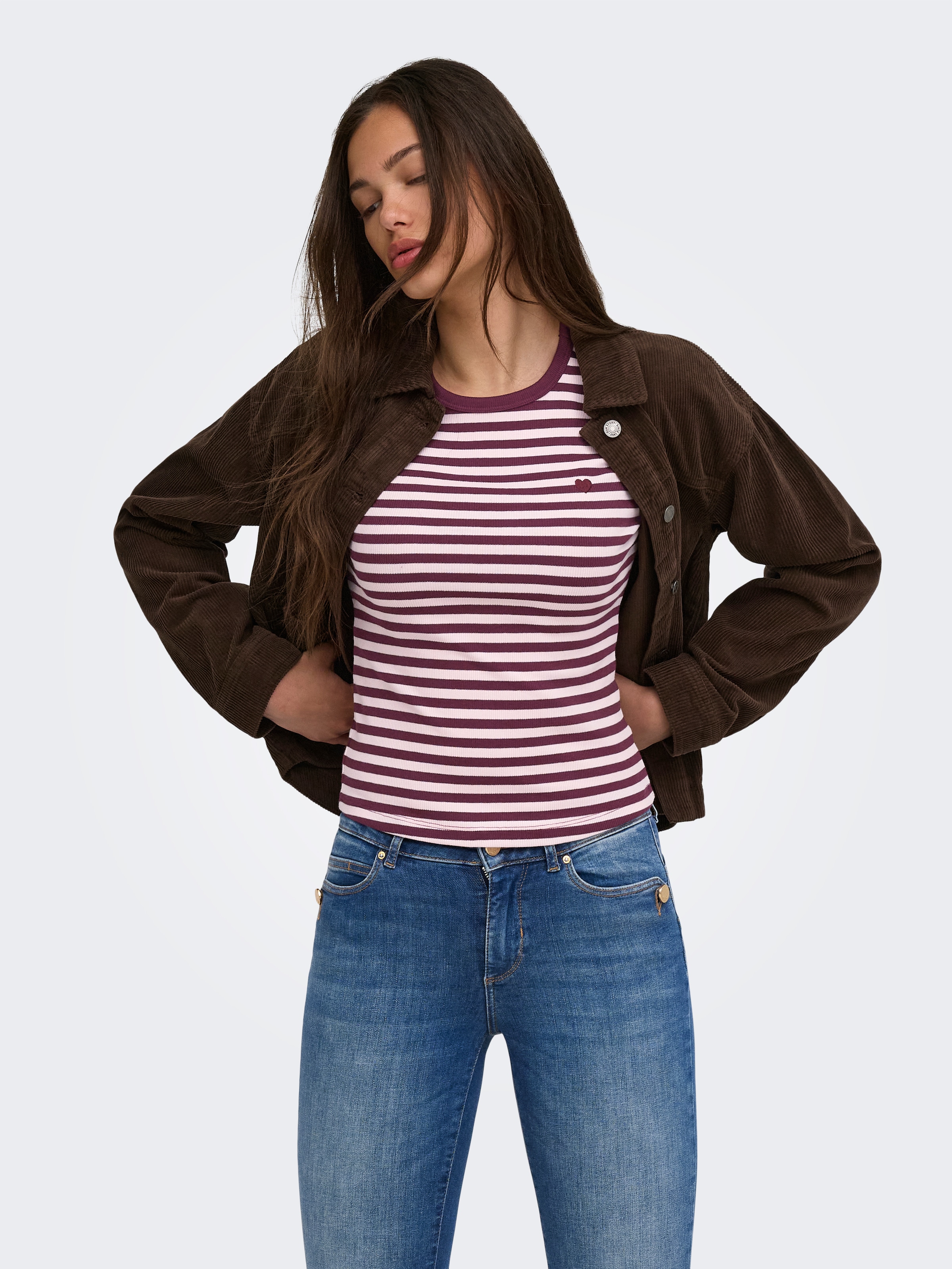 ONLY T-shirt à manches courtes »ONLVAL S/S O-NECK STRIPE TOP JRS« mélange de coton, coupe régulière, petite broderie cœur
