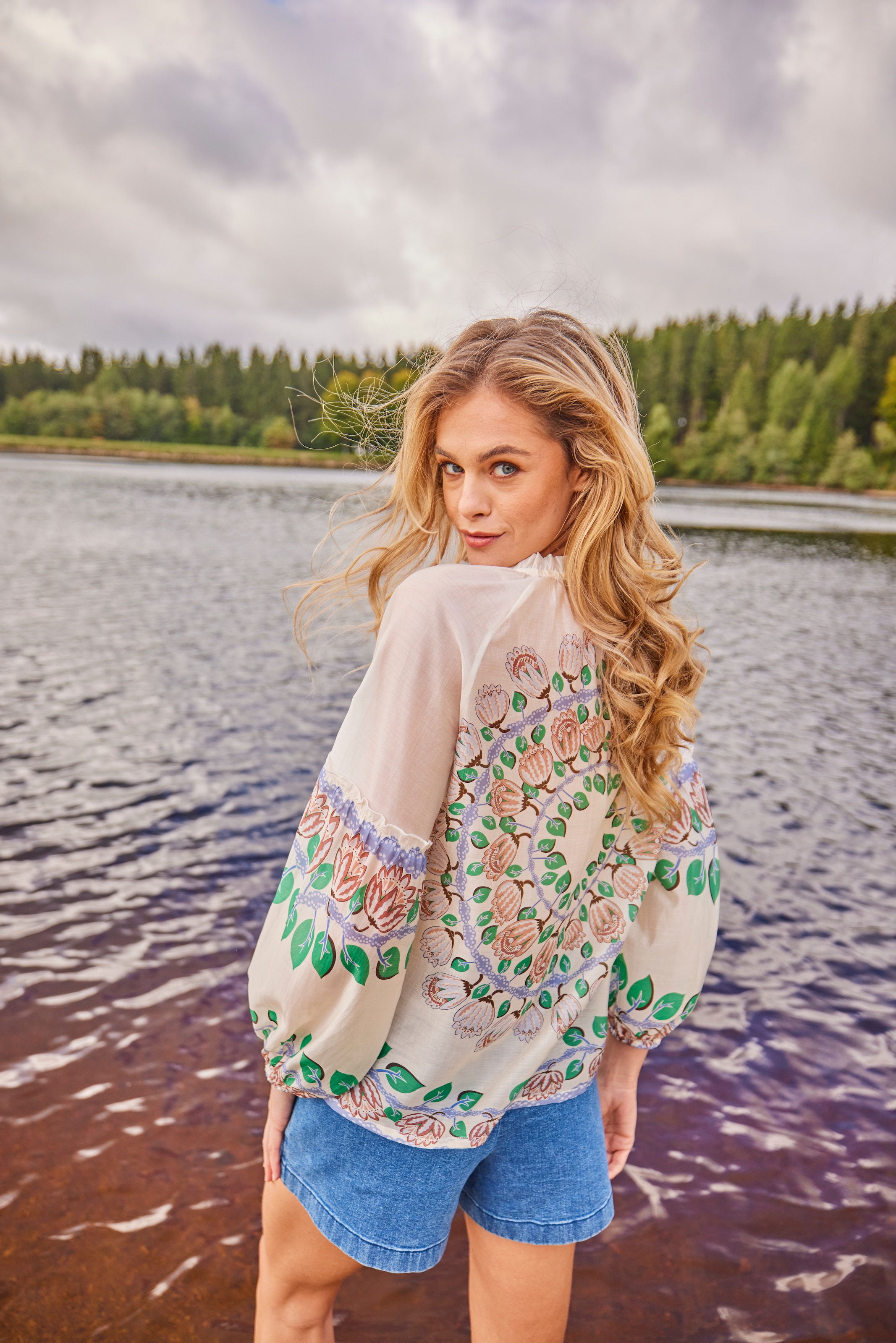 Aniston CASUAL Schlupfbluse mit Bordüren und grossem Mandala-Druck im Rücken - NEUE KOLLEKTION