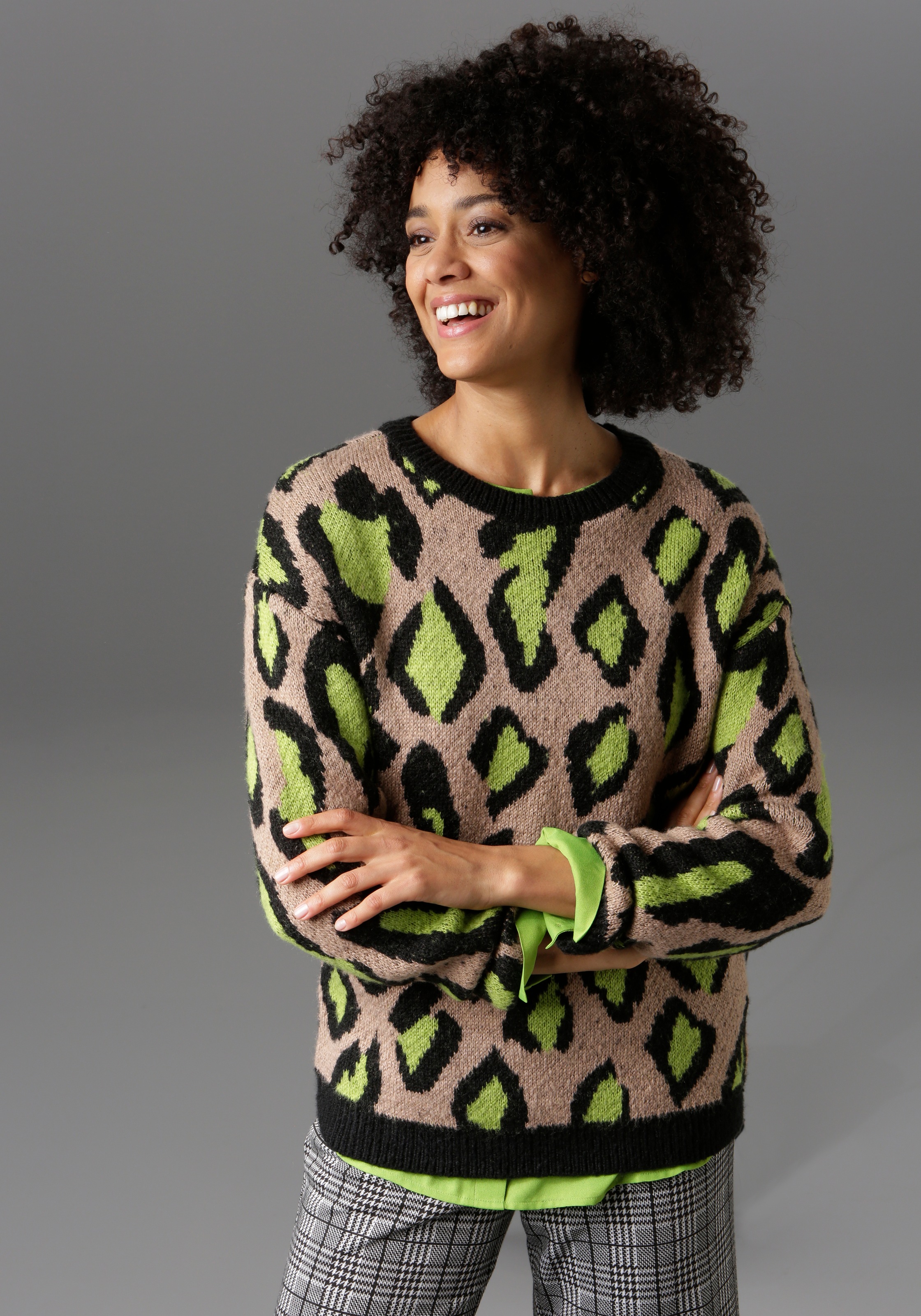 Image of Aniston CASUAL Rundhalspullover, mit grossflächigem Animal-Print bei Ackermann Versand Schweiz