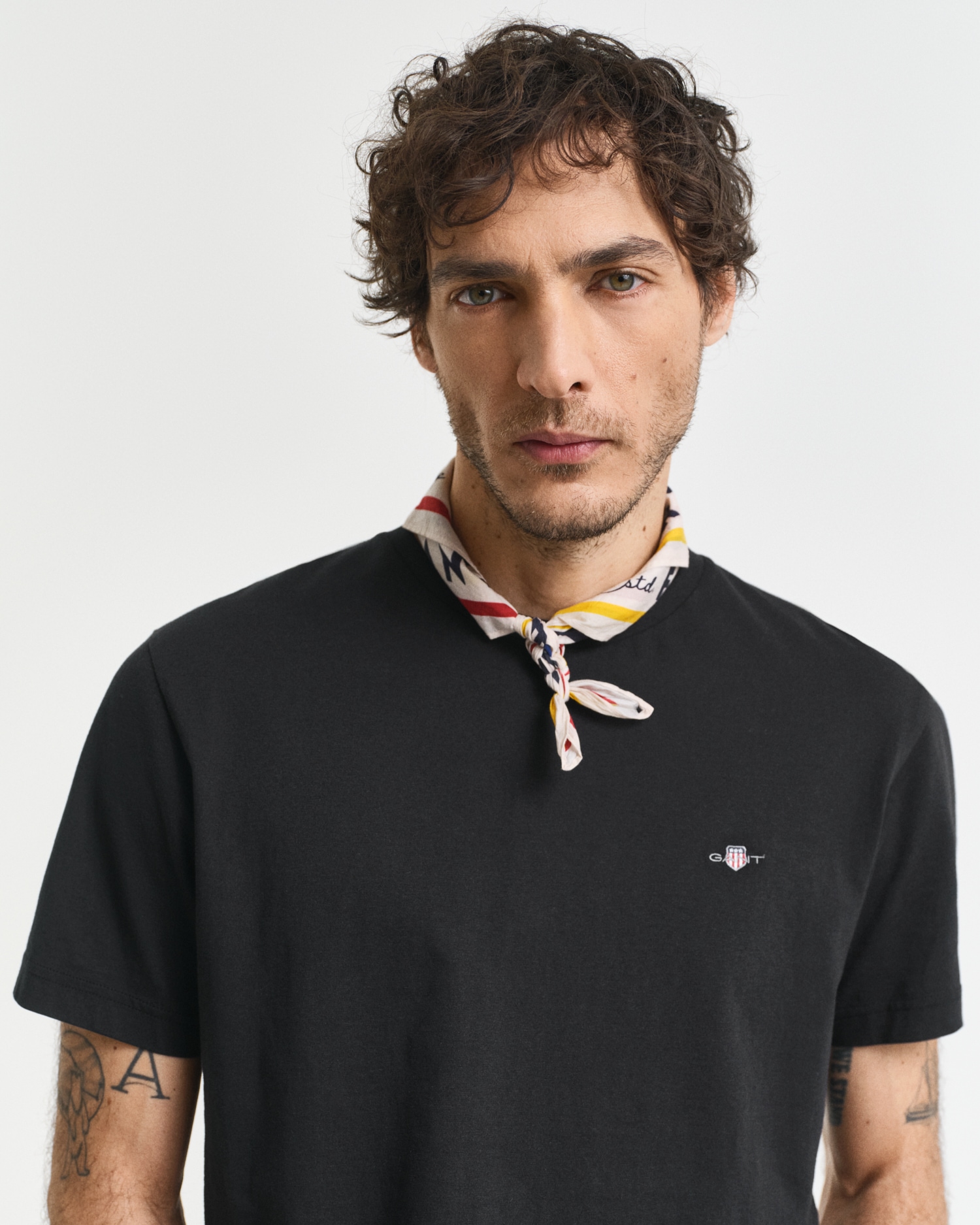 Gant T-Shirt »REG SHIELD SS T-SHIRT«, mit Logostickerei auf der Brust