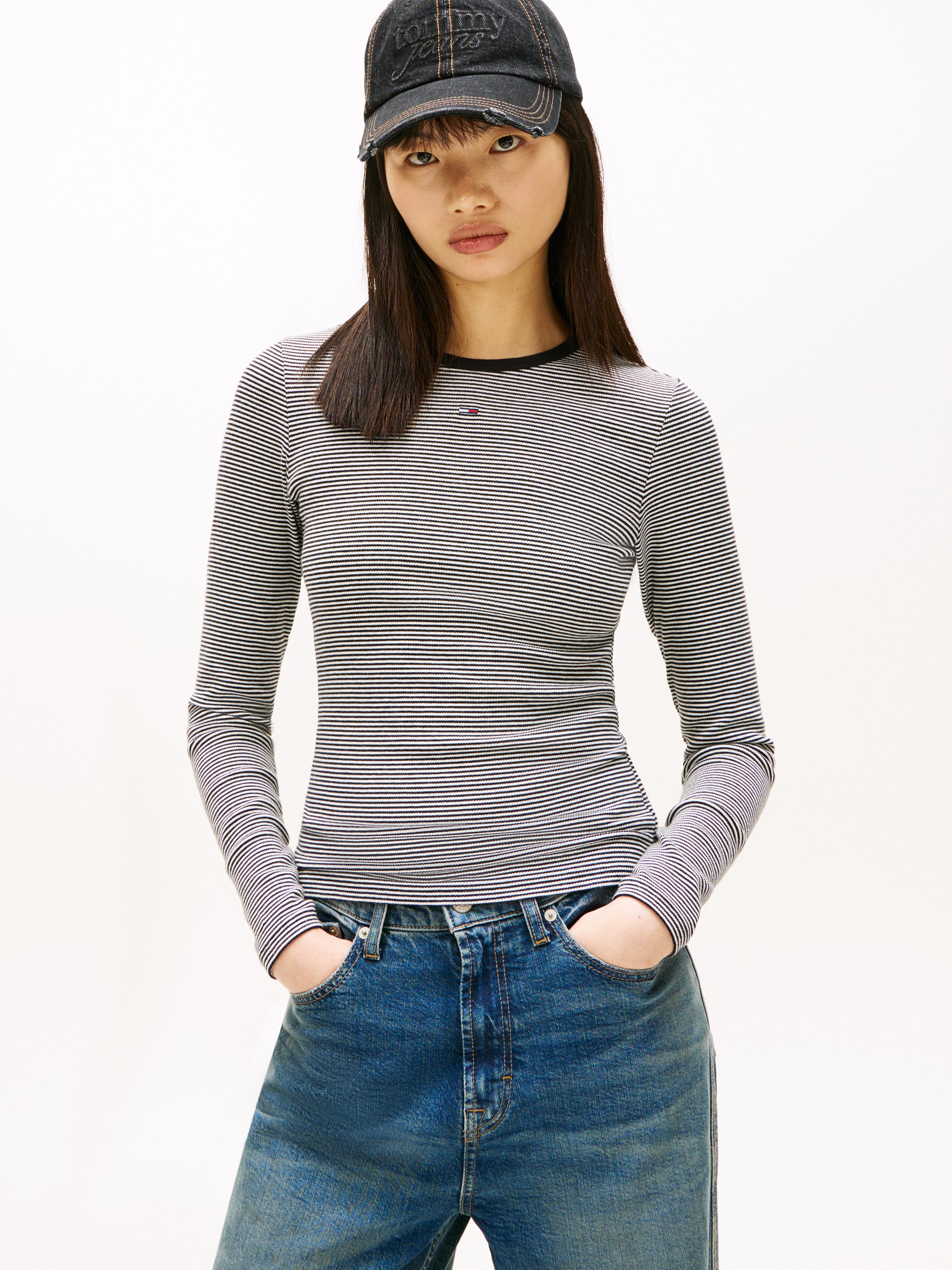 Tommy Jeans Langarmshirt »TJW SLIM ESSENTIAL RIB LS« mit Logostickerei