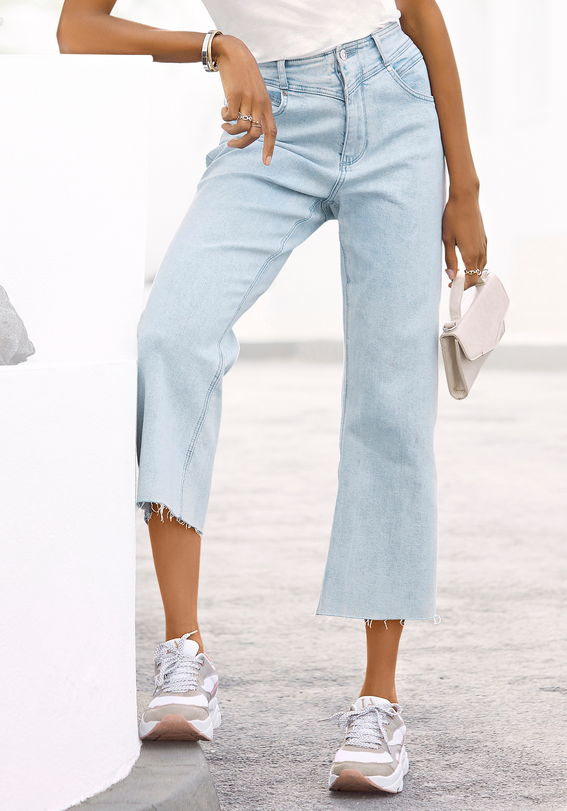 LASCANA 7/8-Jeans, mit leicht ausgefransten Beinabschlüssen kaufen