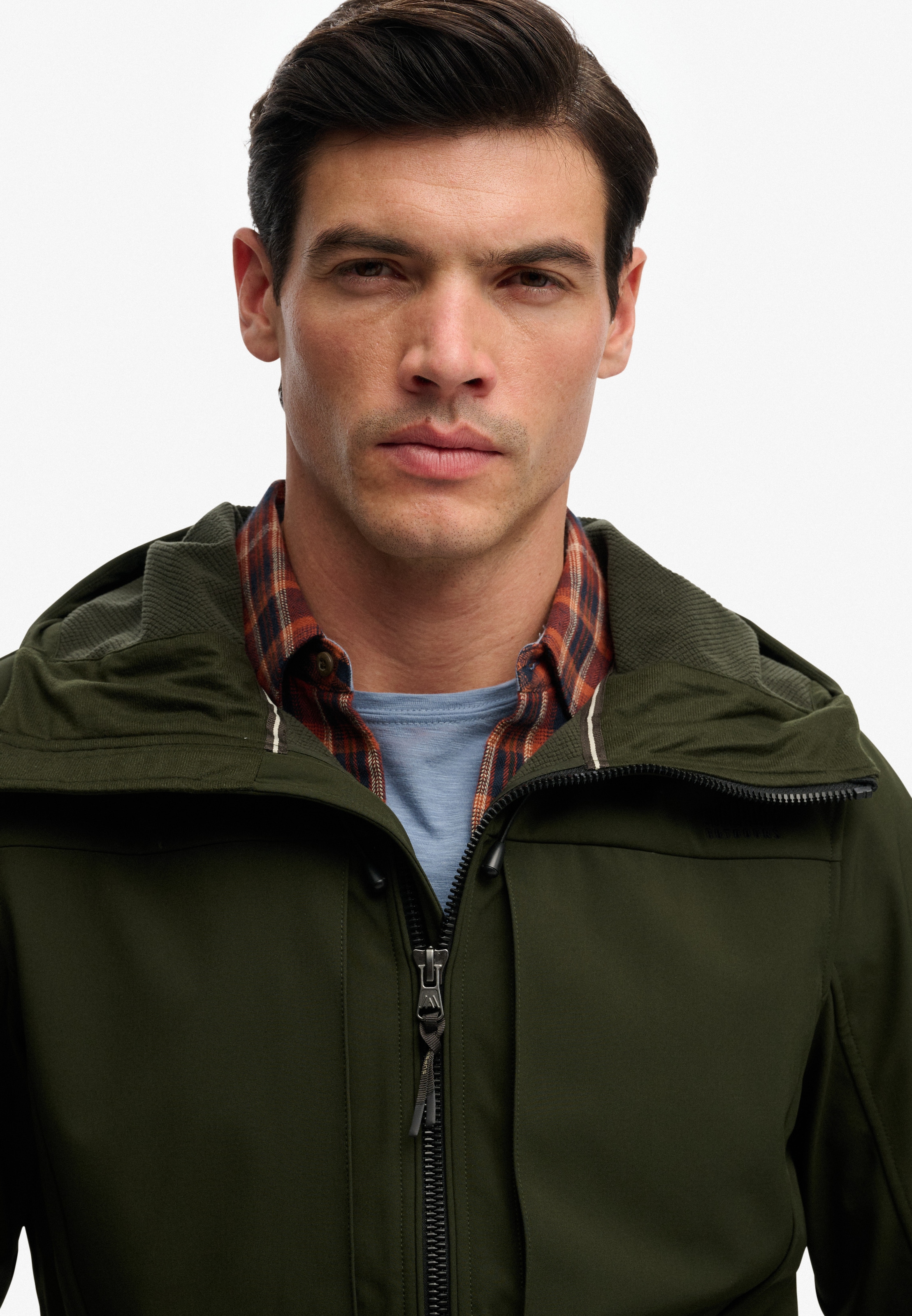 Superdry Veste d'extérieur »HOODED SOFTSHELL TREKKER JKT« avec capuche avec mélange de matériaux polyester et élasthanne, coupe décontractée