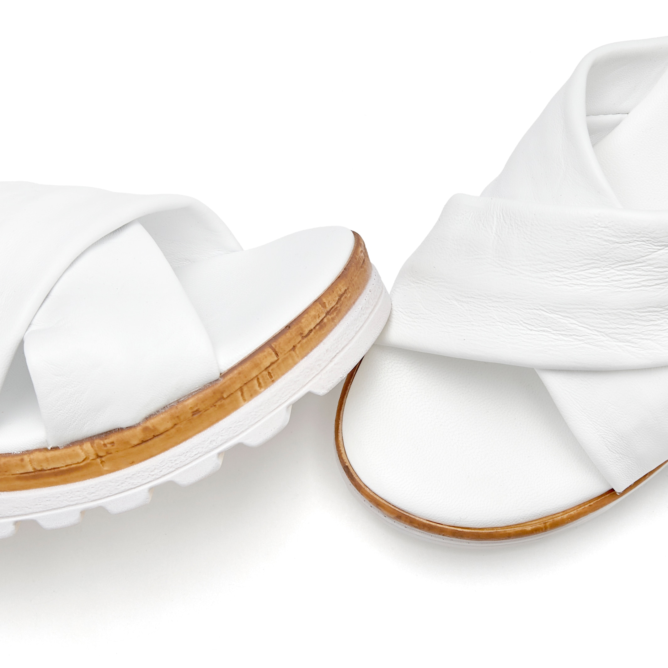 LASCANA Pantolette »Sandale, Sommerschuh, Mule, offener Schuh,«  aus Leder mit dezentem Keilabsatz