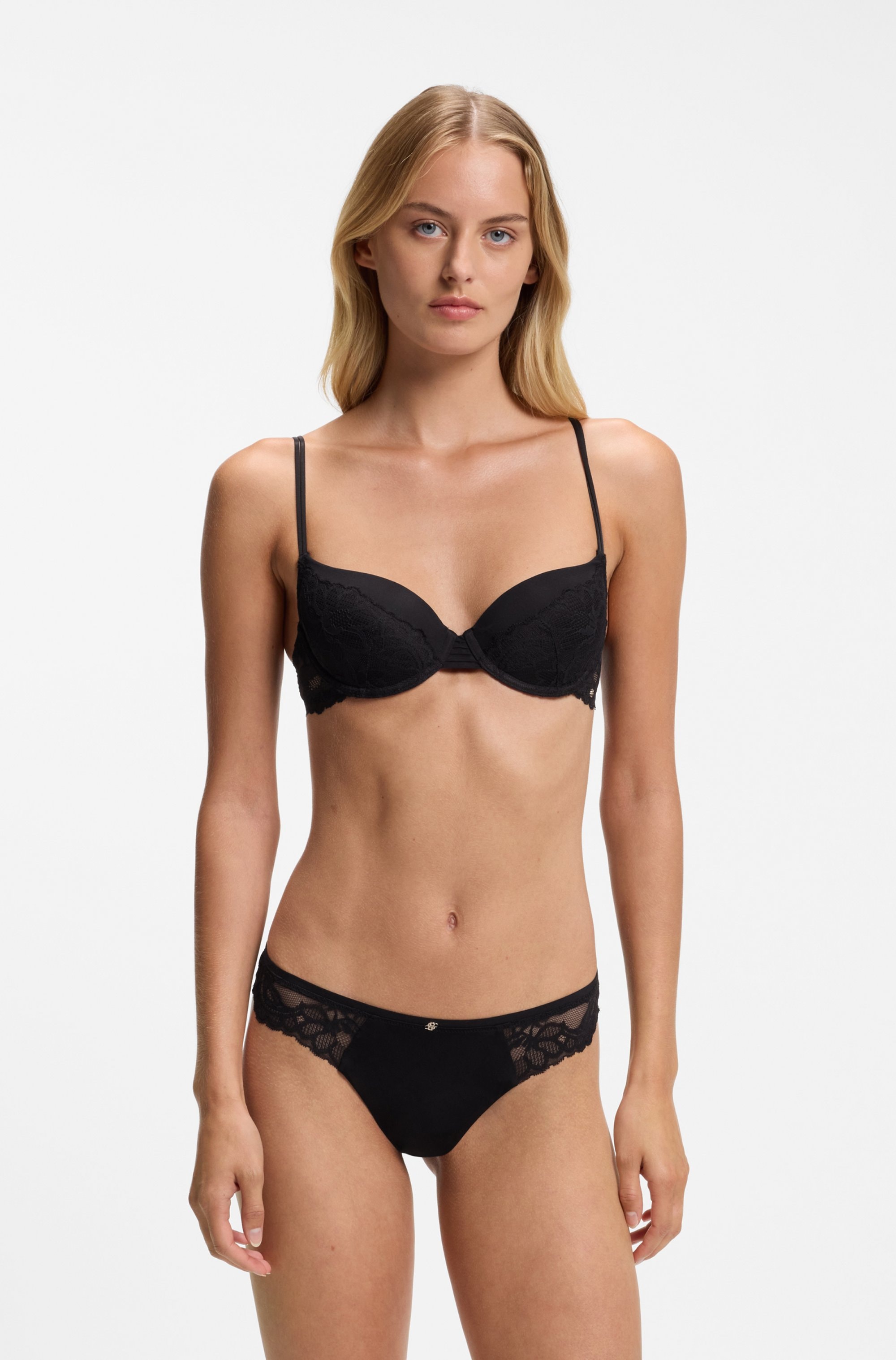 BOSS Tanga »BLOSSOM« aus Spitze mit plissiertem Mesh und goldenem Anhänger