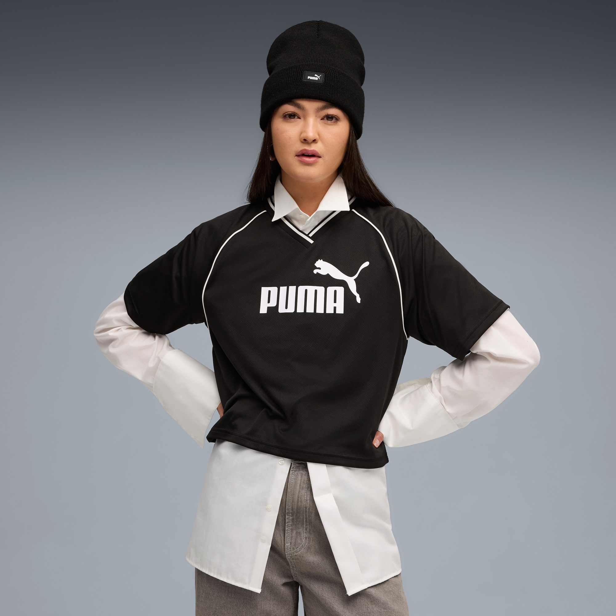 Image of PUMA T-Shirt "ESS RELAXED CROPPED FOOTBALL JERSEY" Kurzarm, sportlicher Stil, mit V-Ausschnitt