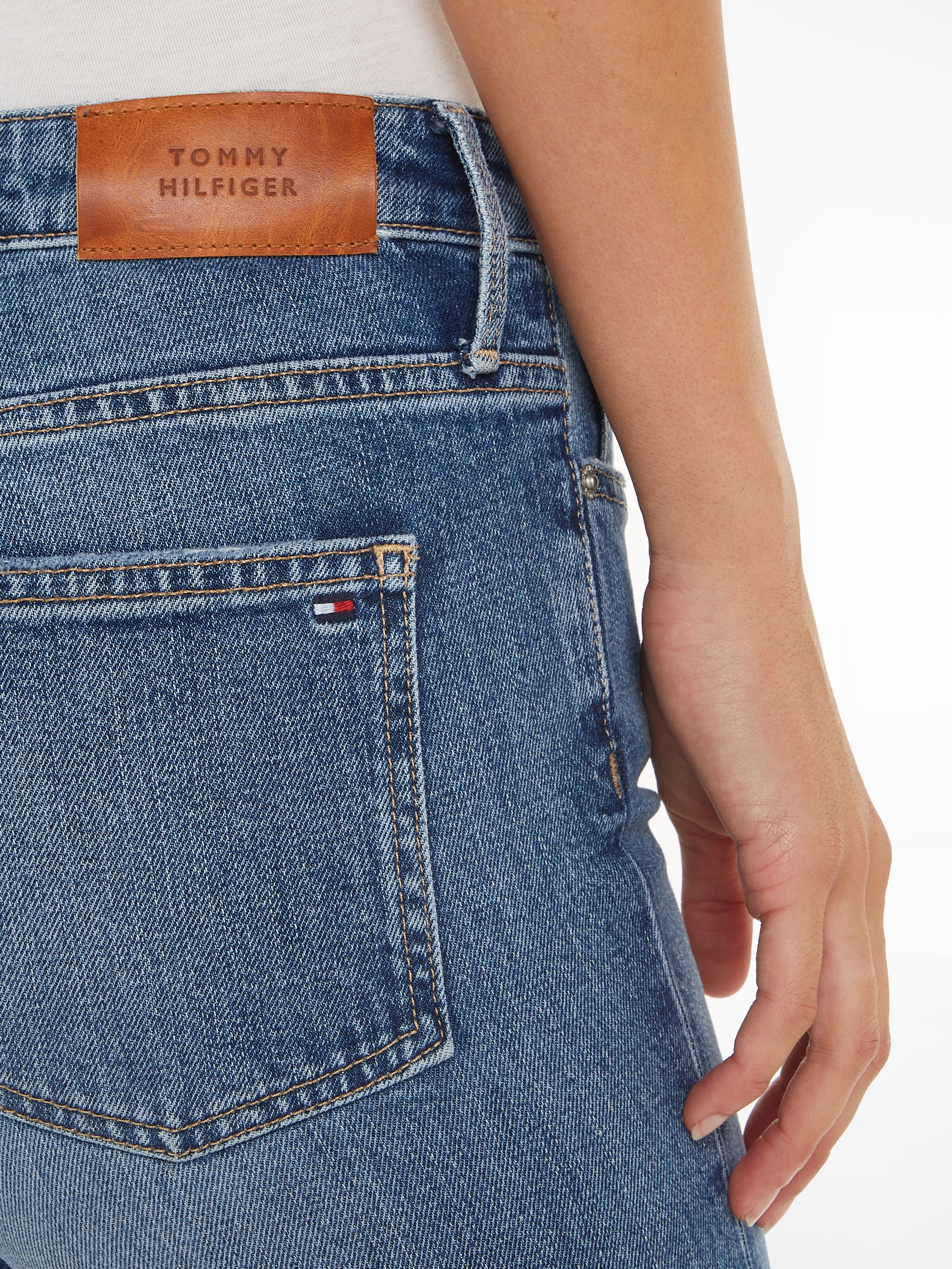 Tommy Hilfiger Bootcut-Jeans »BOOTCUT RW BEA«, mit Leder-Badge