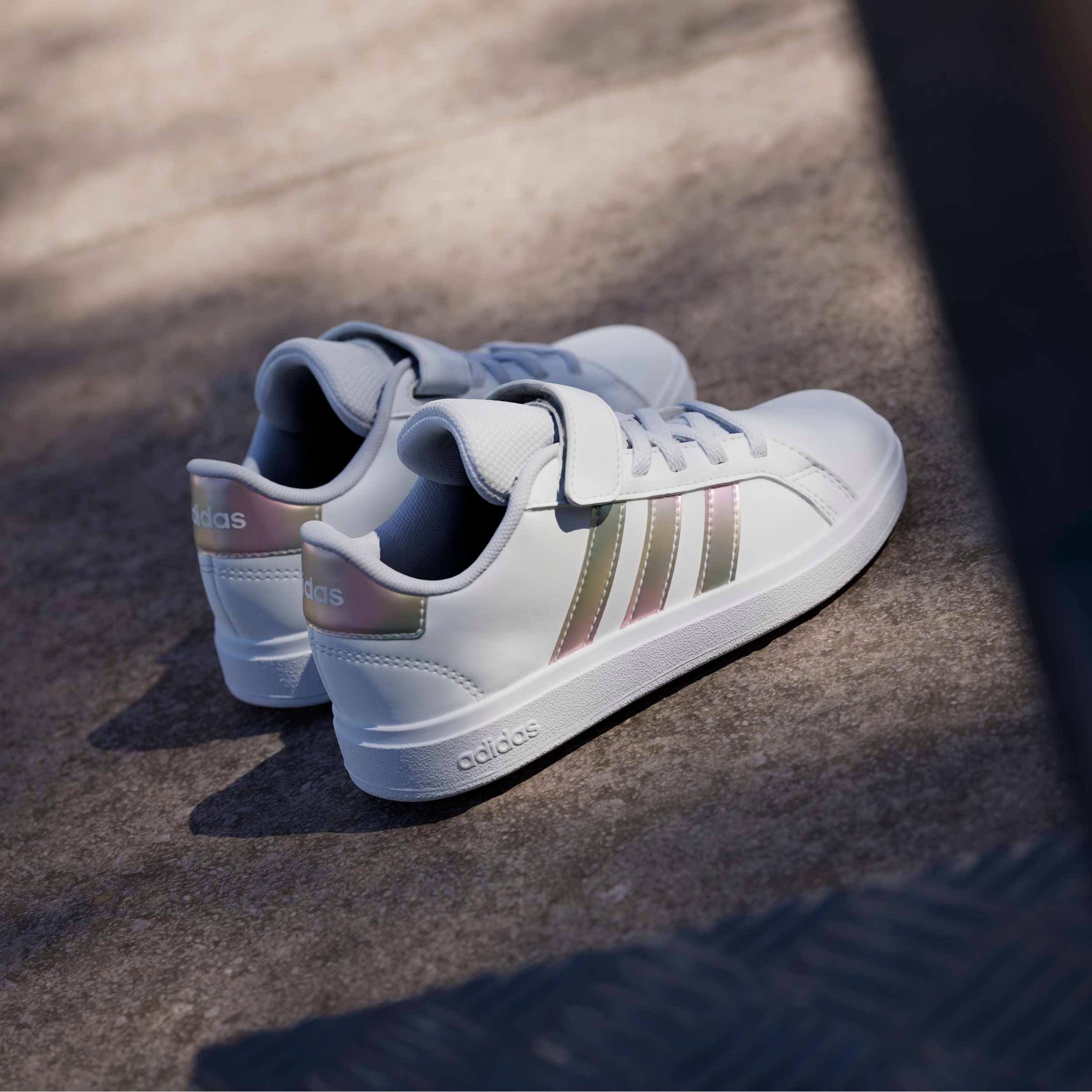 adidas Sportswear Chaussures à scratch »GRAND COURT 2.0 KIDS«  Design auf den Spuren des adidas Superstar