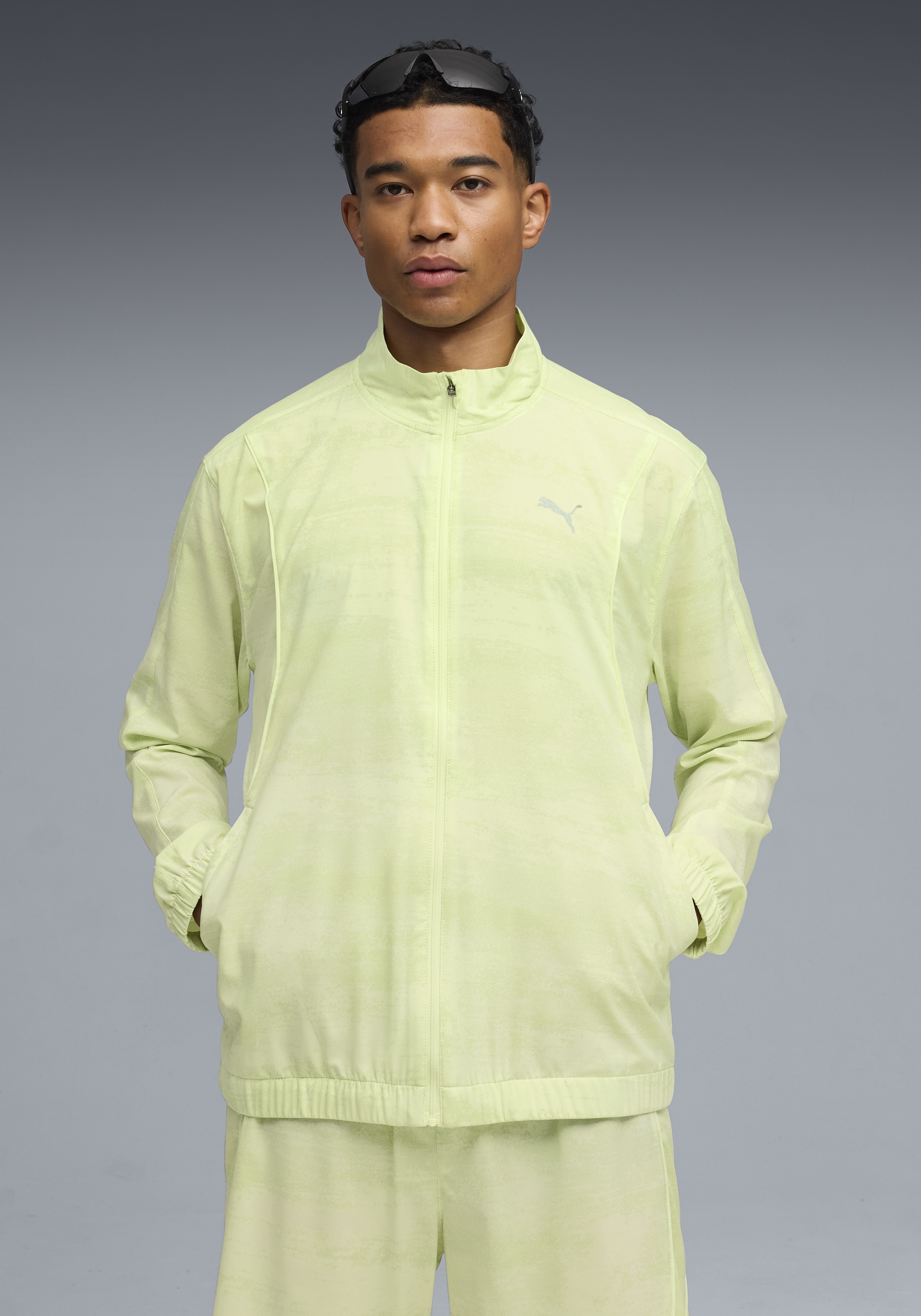 Image of PUMA Trainingsjacke "M RUN VELOCITY AOP WOVEN JACKET" ohne Kapuze mit Reissverschluss, atmungsaktiv, mit Nahttaschen