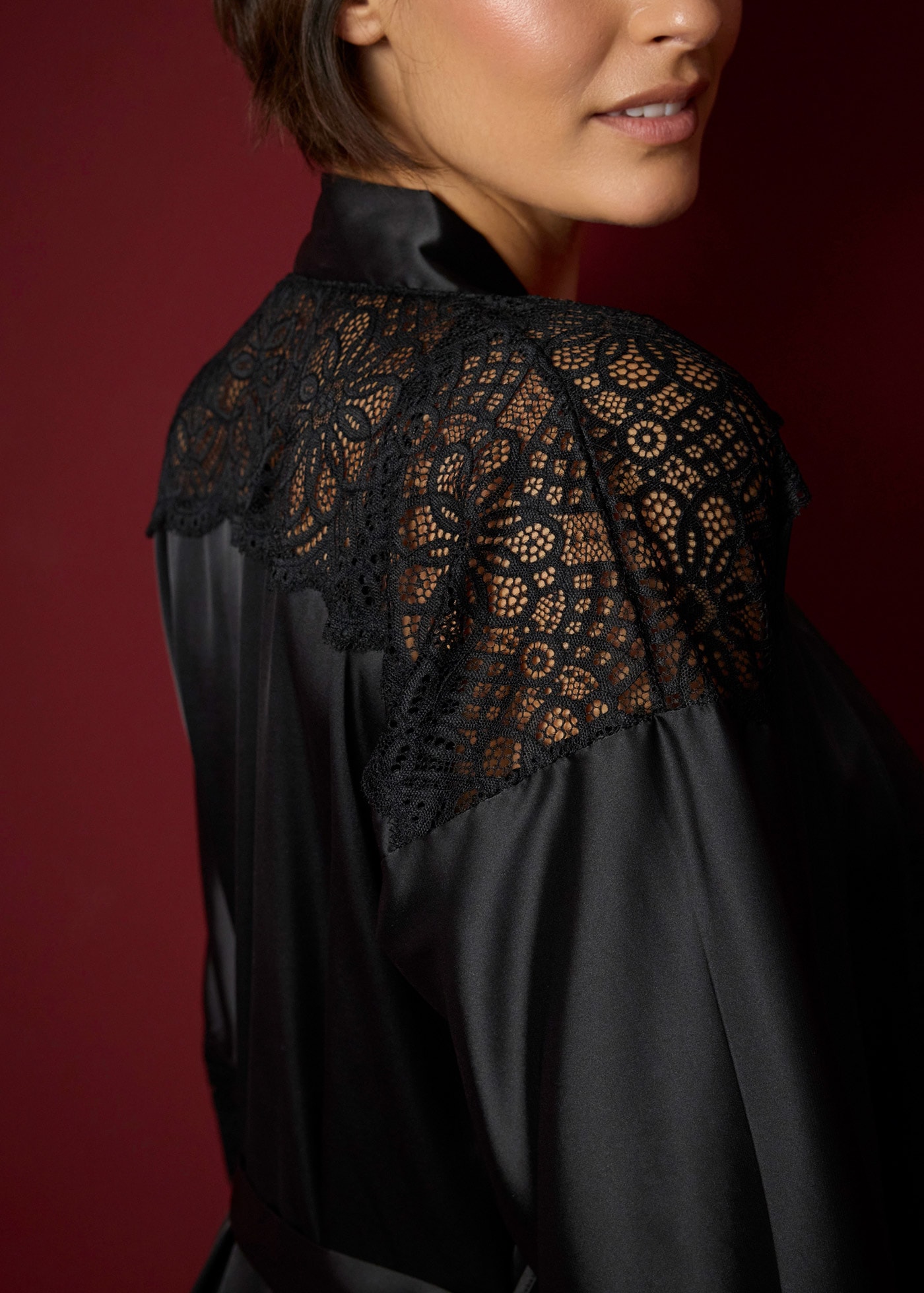 bonprix Kimono »Satin Kimono mit Glanzeffekt« mit Bindegürtel,  glänzender Satin und hochwertige Spitze, bequeme Passform