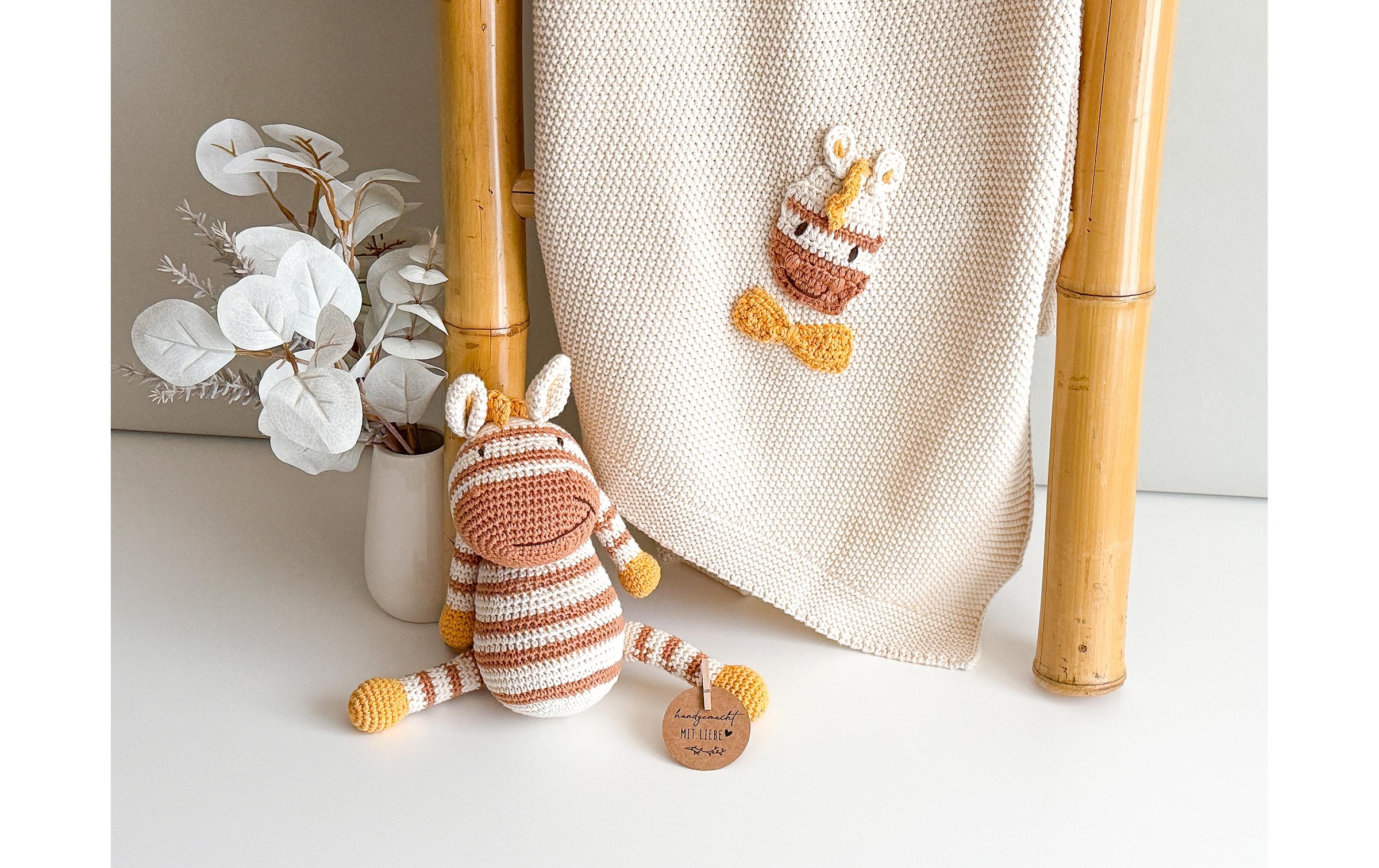   Neugeborenen-Geschenkset »Welcomebabybox Enno – Decke & Zebra« 2 Stk. Kuschelige 2-teilige Geschenkbox für Babys